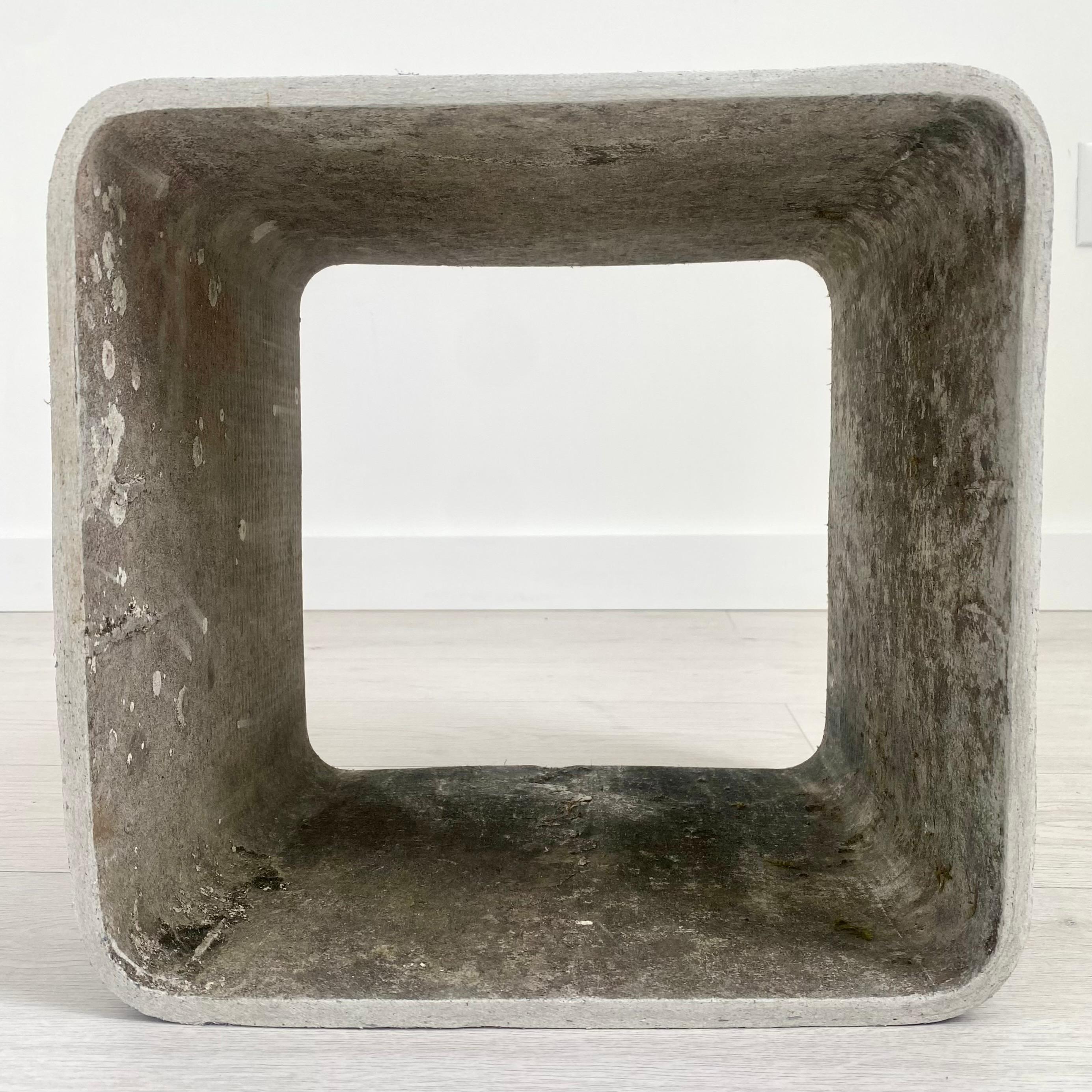 Verleihen Sie Ihrem Interieur mit diesem Werk des Schweizer Architekten Willy Guhl einen brutalistischen Anstrich. Der skulpturale Betonkubus mit seinem hohlen Inneren und den geschwungenen Kanten eignet sich hervorragend für ein Regal oder einen