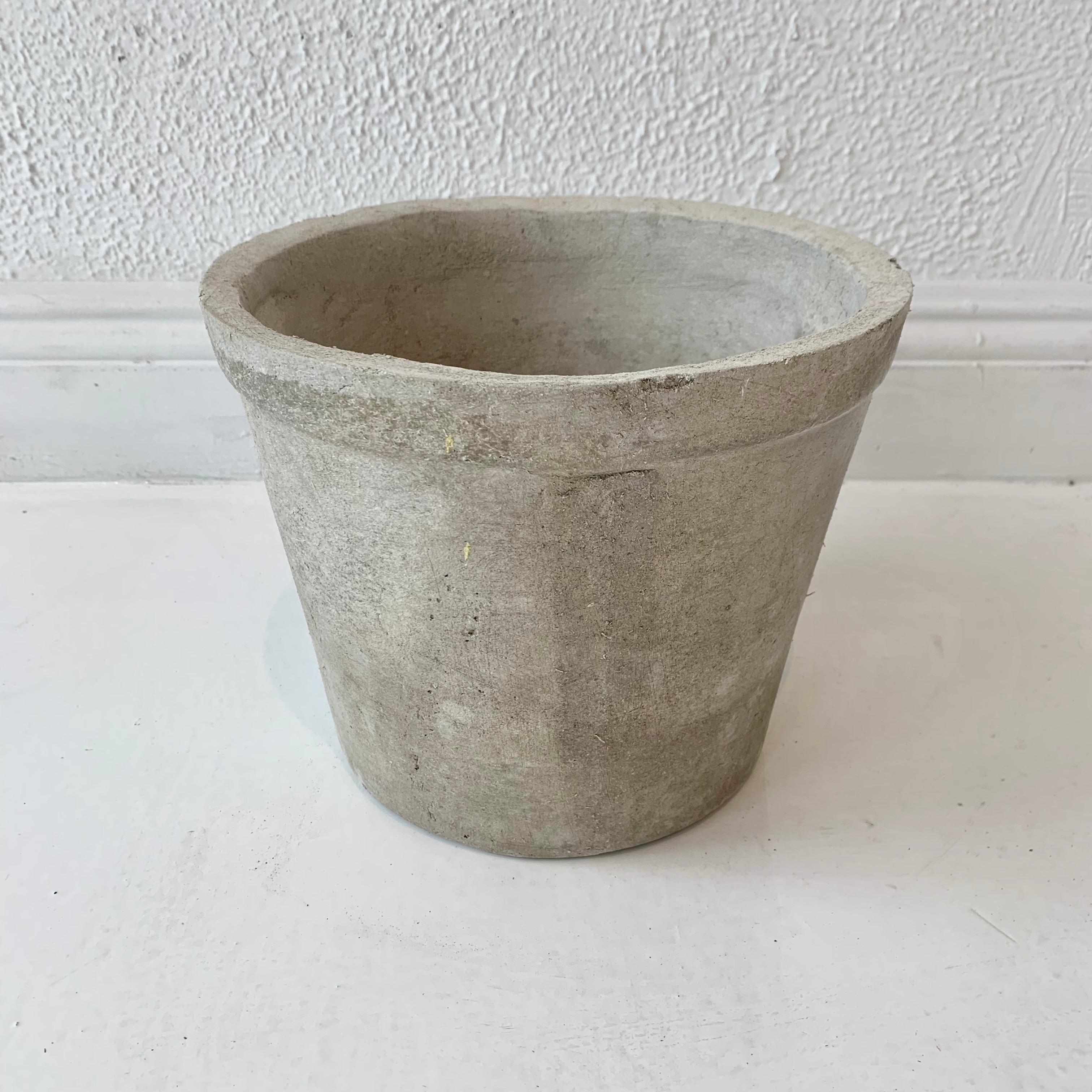 Perfect little concrete pot by Willy Guhl. Made in Switzerland in the 1960s. Excellent condition. Great original coloring. Classic flower pot with rim around the top. Tiny indented handles on both sides. 5 available. Priced individually. 


 