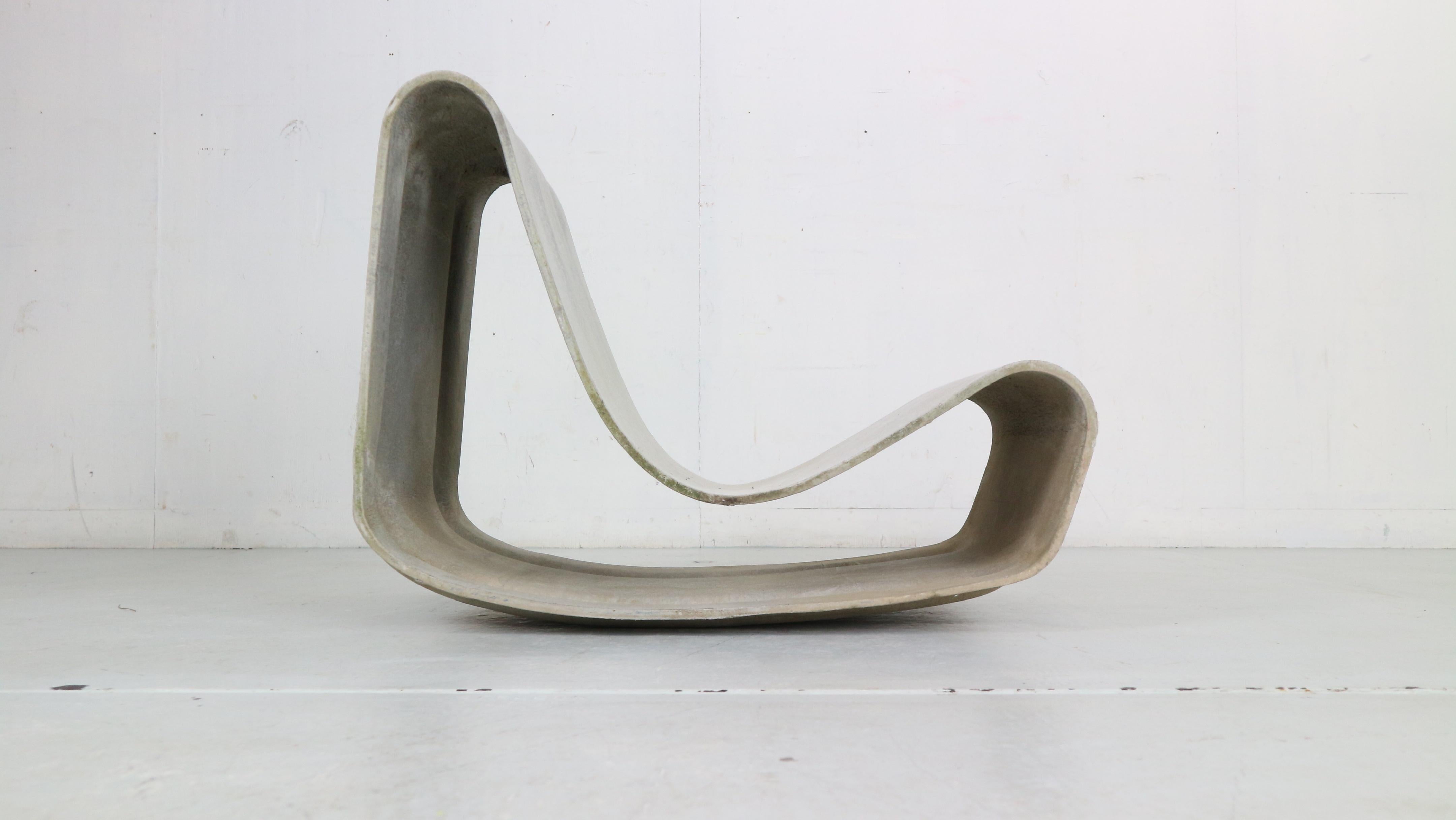 A midcentury Classic like no other, the loop chair designed by Willy Guhl for Eternit, Switzerland.
The chair first designed in 1954, but till these days the clean shapes and minimalistic approach represents high Swiss design.
The fine lines make