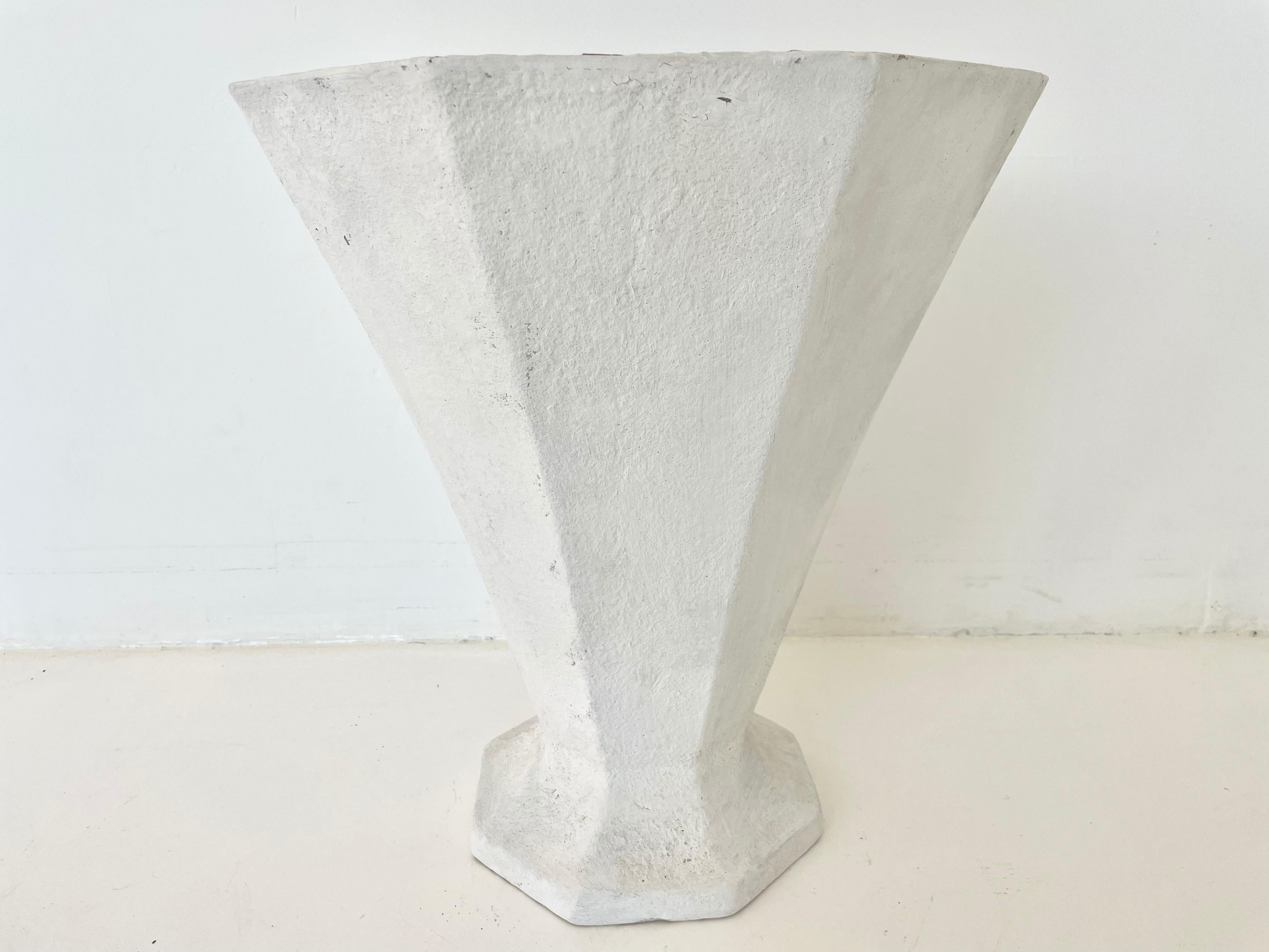Vase en béton de Willy Guhl. Fabriqué en fibre de ciment. 8 faces avec petite base. Excellent état vintage. Superbe vase surdimensionné.