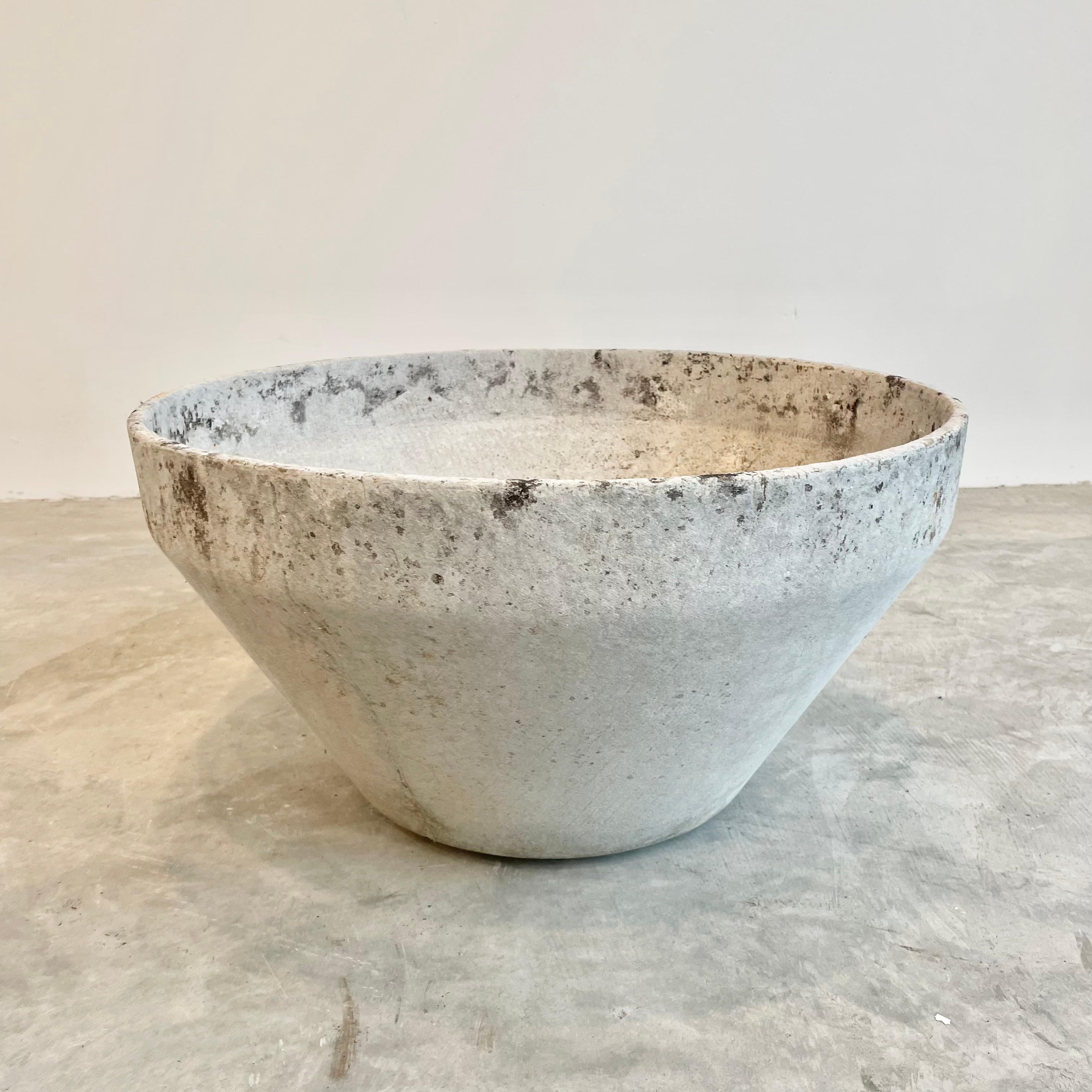 Large concrete bowl planter by Swiss architect Willy Guhl. Original light patina with a ridge at the top. Made in the 1960s in Switzerland. Great scale.