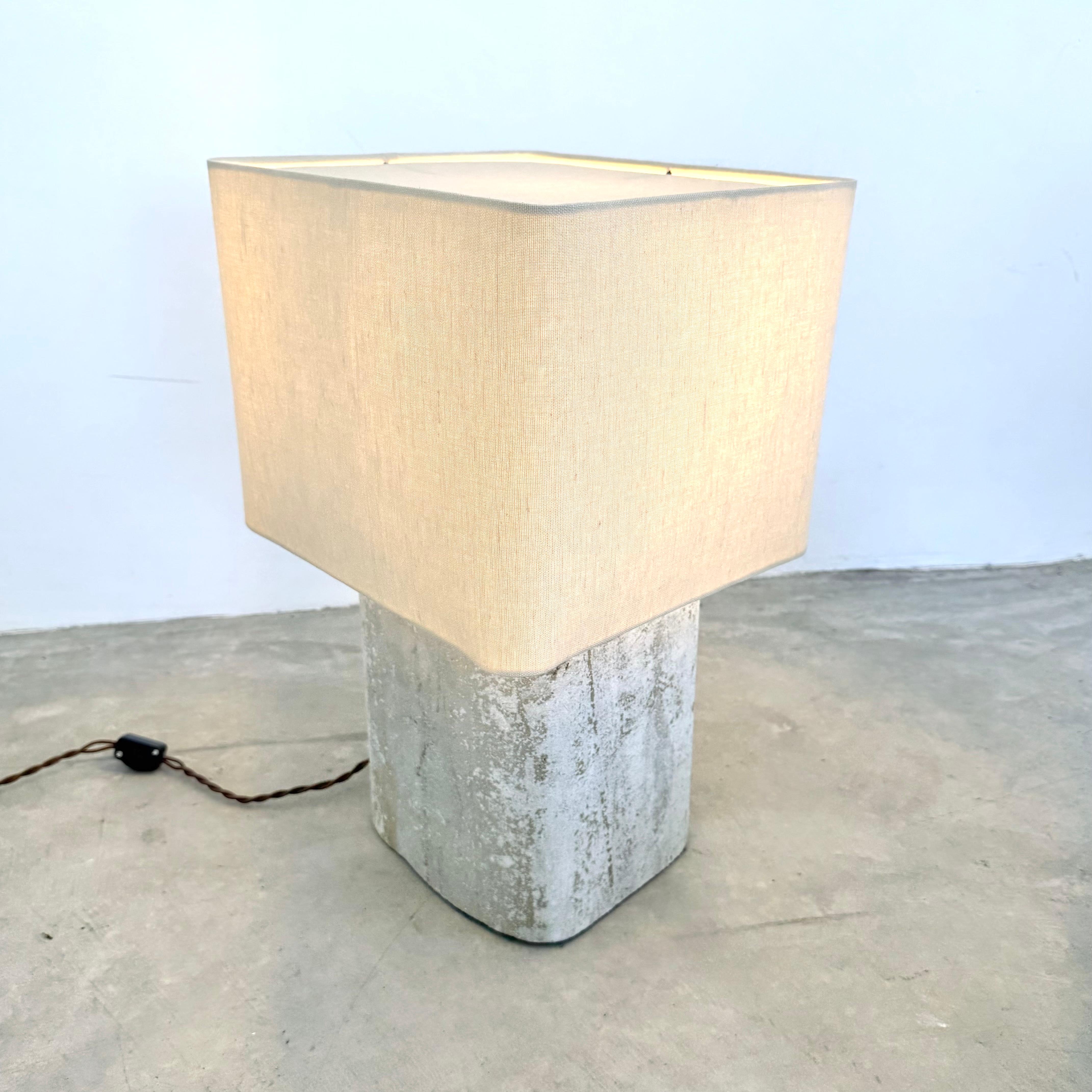 Splendida lampada Willy Guhl in cemento di Eternit con copertura superiore in teak. Calcestruzzo prodotto in Svizzera. È stata montata di recente come lampada, ricablata e dotata di un nuovo paralume in lino personalizzato con bordi arrotondati e