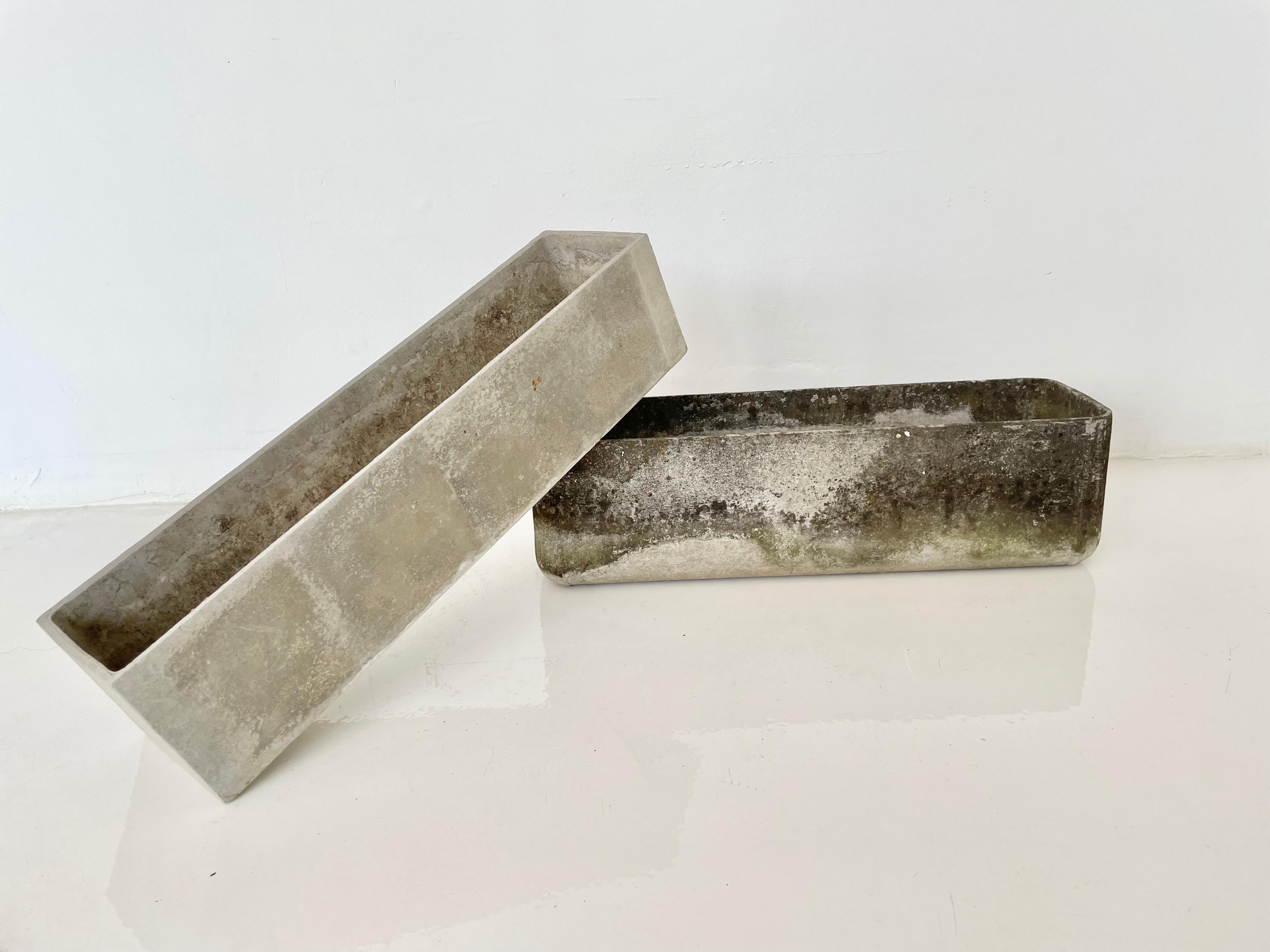 Fioriere in cemento dell'architetto svizzero Willy Guhl. Lunga poco meno di 24 pollici. Fori di drenaggio praticati in fabbrica. Profondità perfetta per gli spazi stretti. 33 disponibili. Prezzo individuale. 

Alcune fioriere hanno i bordi
