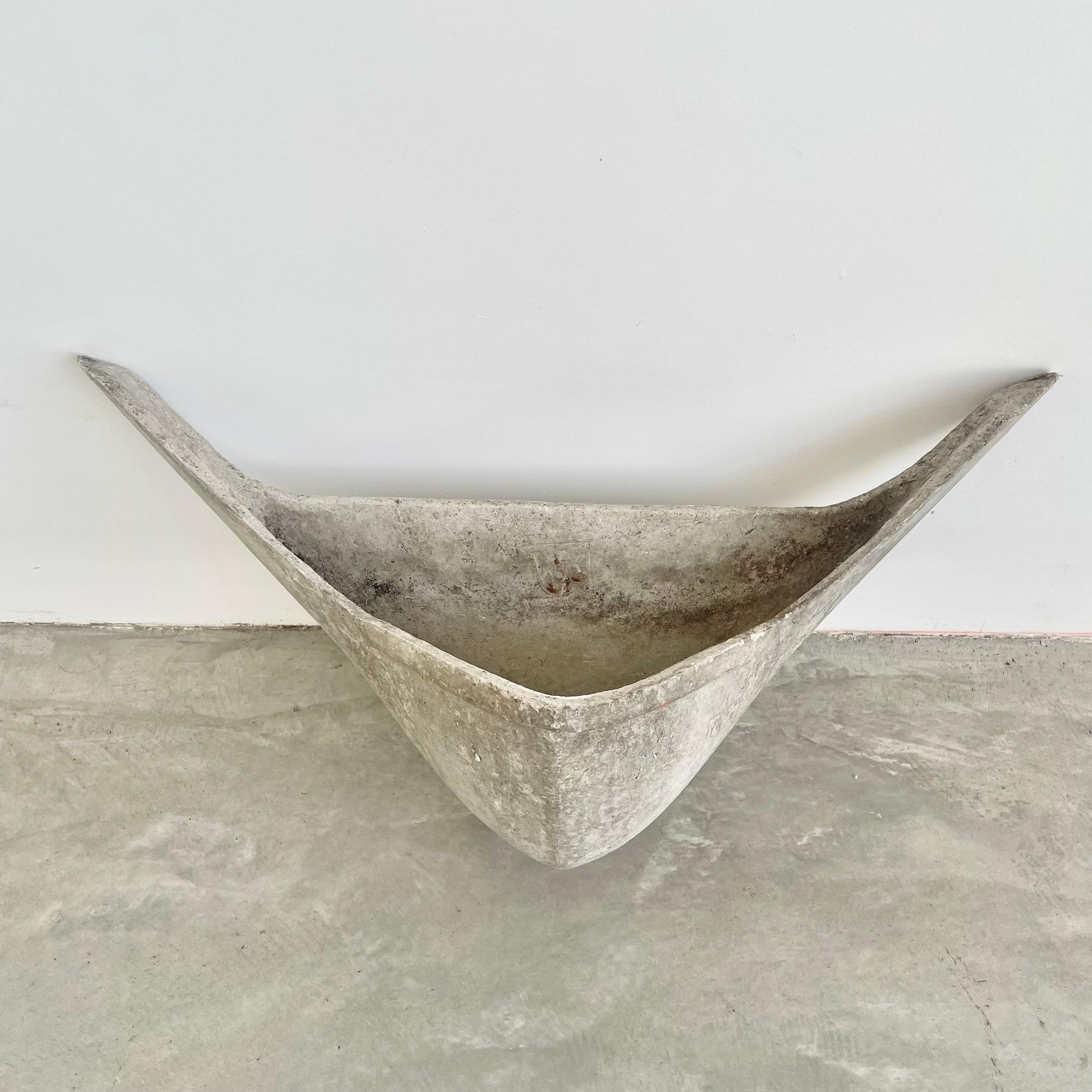 Fantastic concrete wall planter by Swiss architect Willy Guhl for Eternit. Great scale and rare style. Over two feet across end to end. Good condition with one hole at the center of the back to secure to the wall. Sculptural wall art. Only one