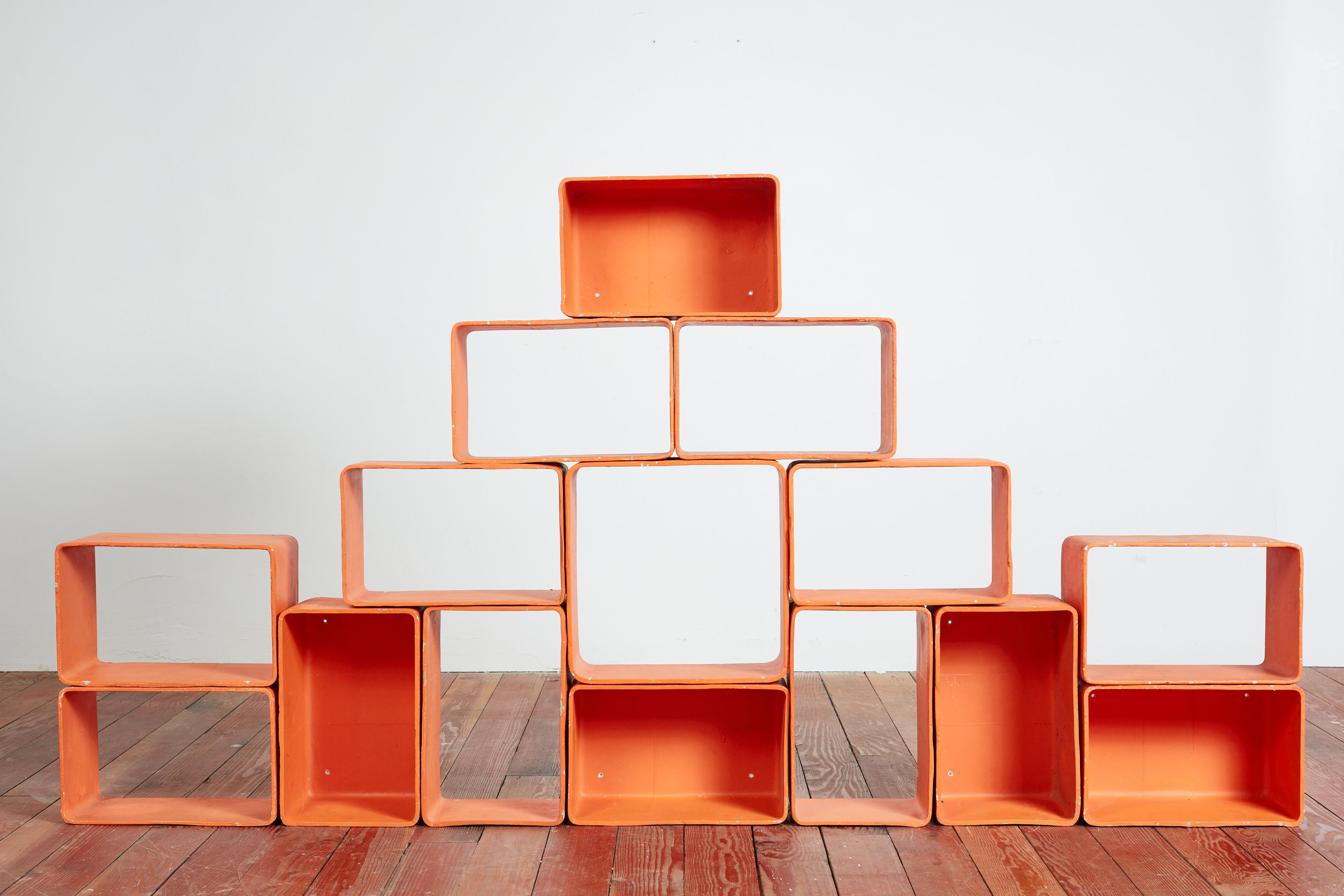 Einzigartiges Set aus mandarin-orange bemalten Willy-Guhl-Würfeln 
Großer Maßstab und Funktion 
Perfekt für Einzelhandelsgeschäfte - oder als Farbakzent in jedem Raum 
Produziert in der Schweiz der 1960er Jahre von Eternity. 
Verkauft als Satz von