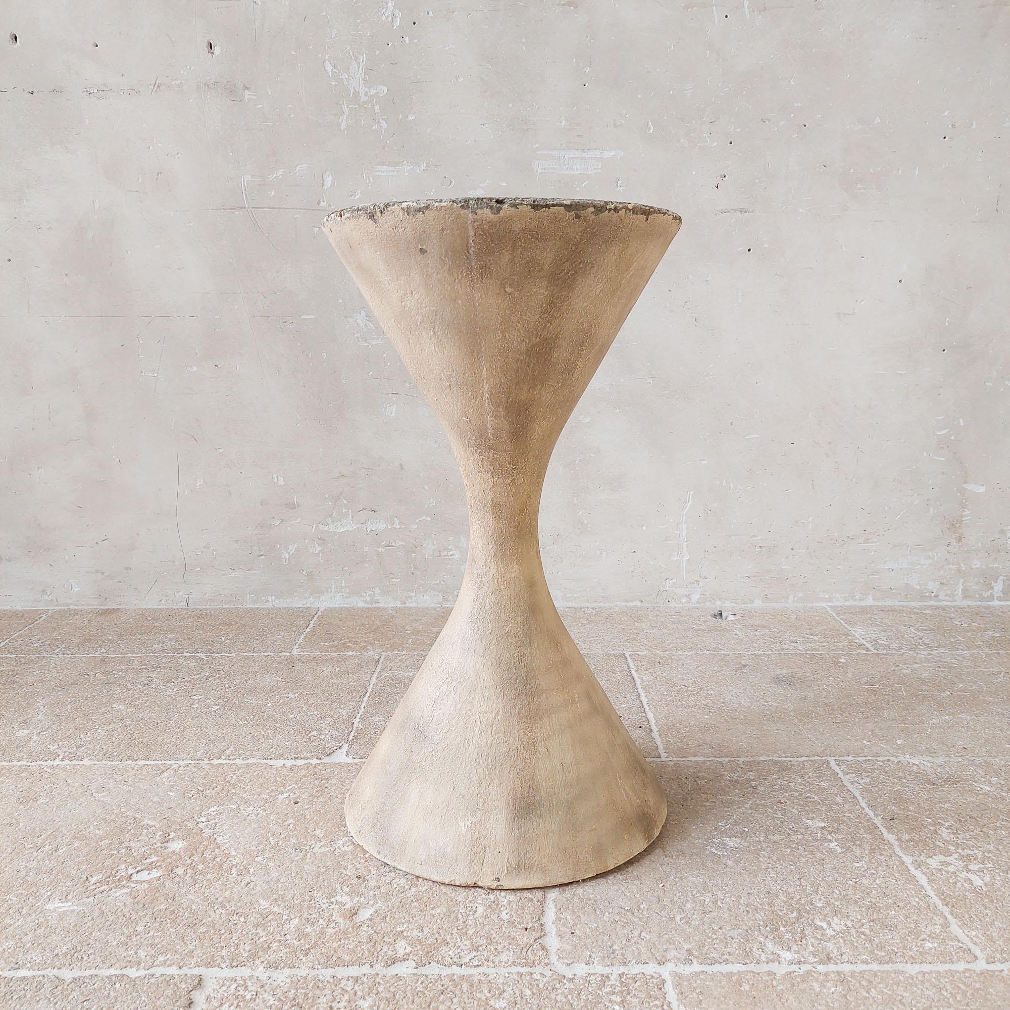 Willy Guhl Diablo Hourglass Planter by Eternit In Good Condition For Sale In Baambrugge, NL