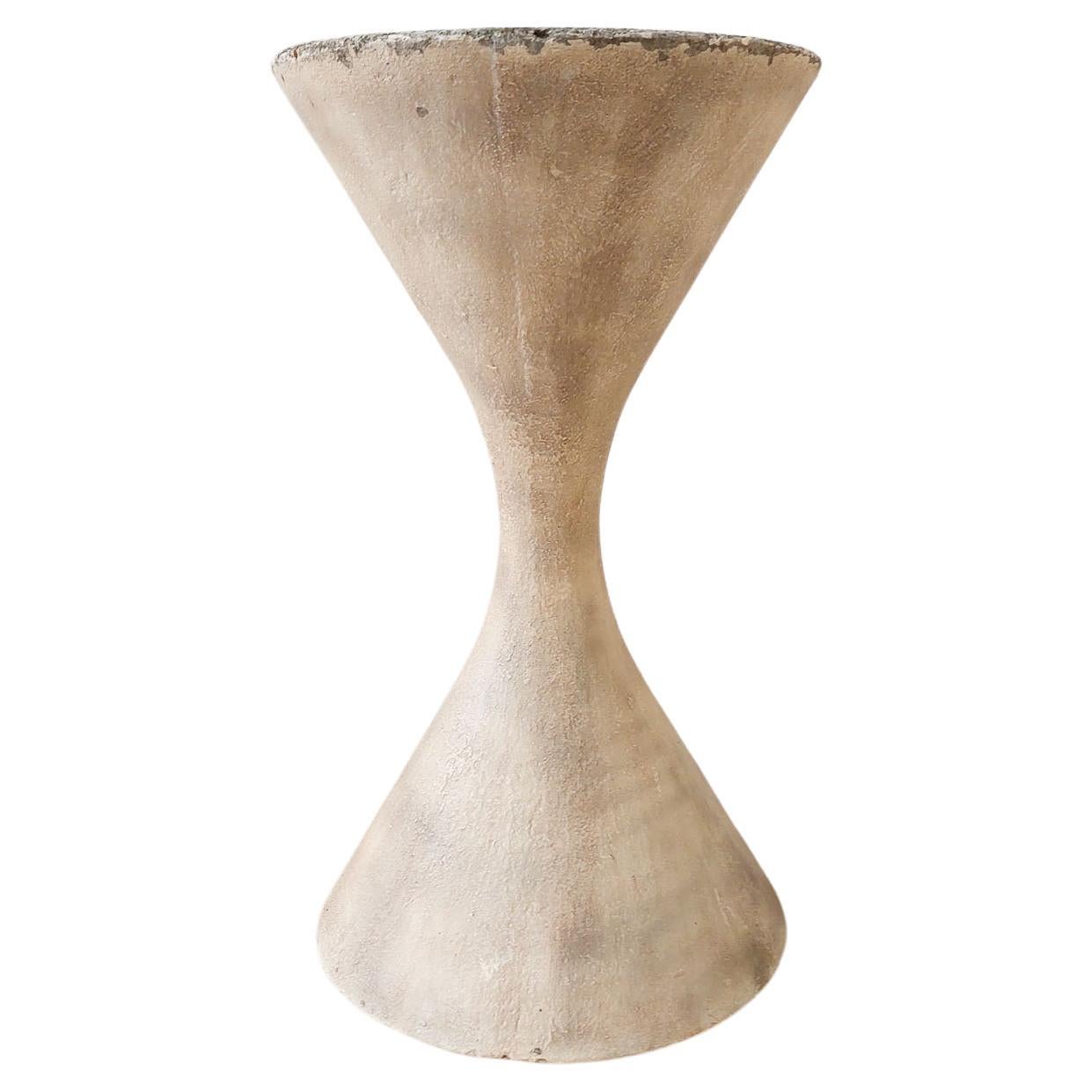 Willy Guhl Jardinera Reloj de Arena Diablo by Eternit