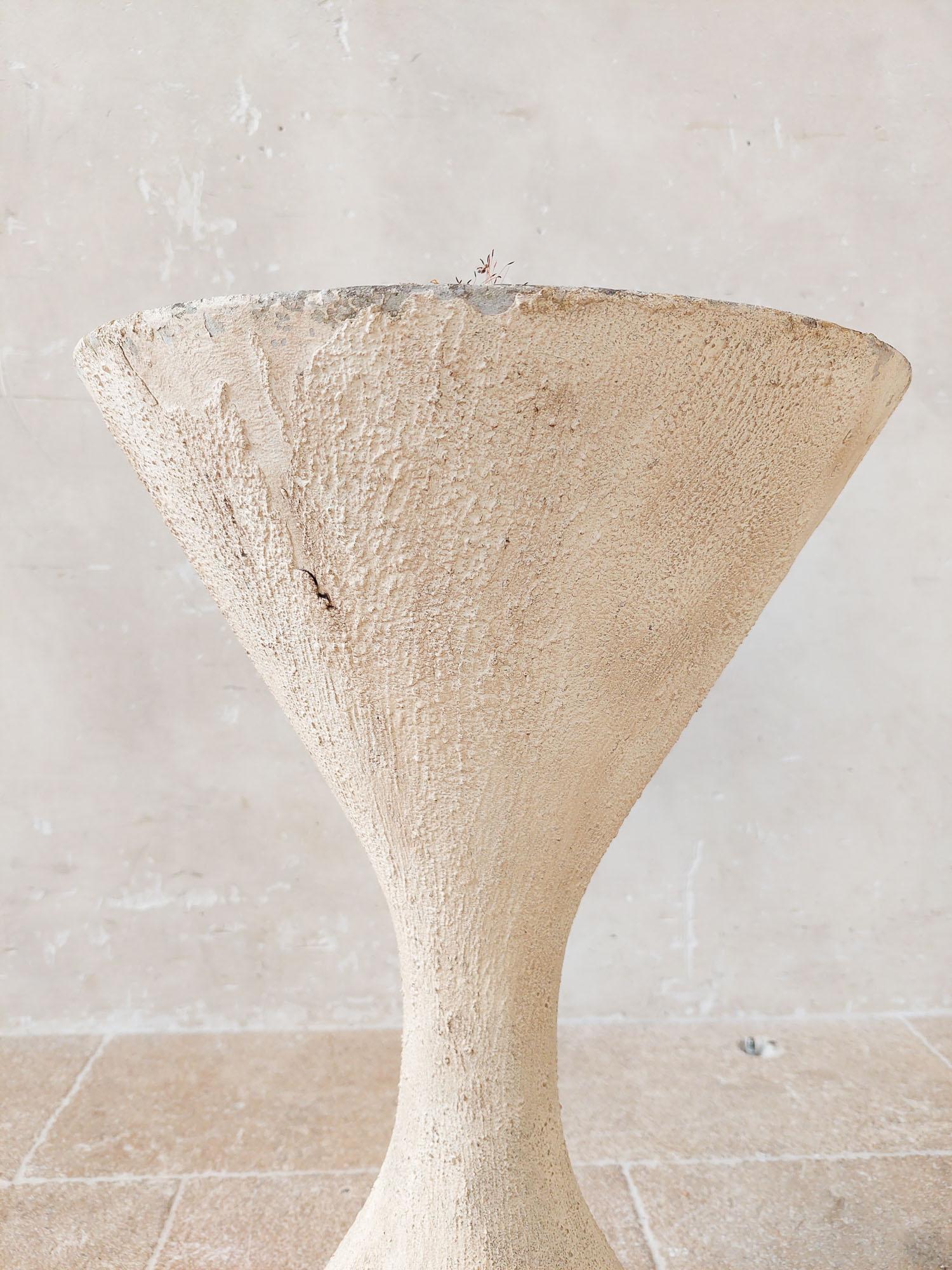 Willy Guhl Diablo Sanduhr-Pflanzgefäße von Eternit (Beton) im Angebot