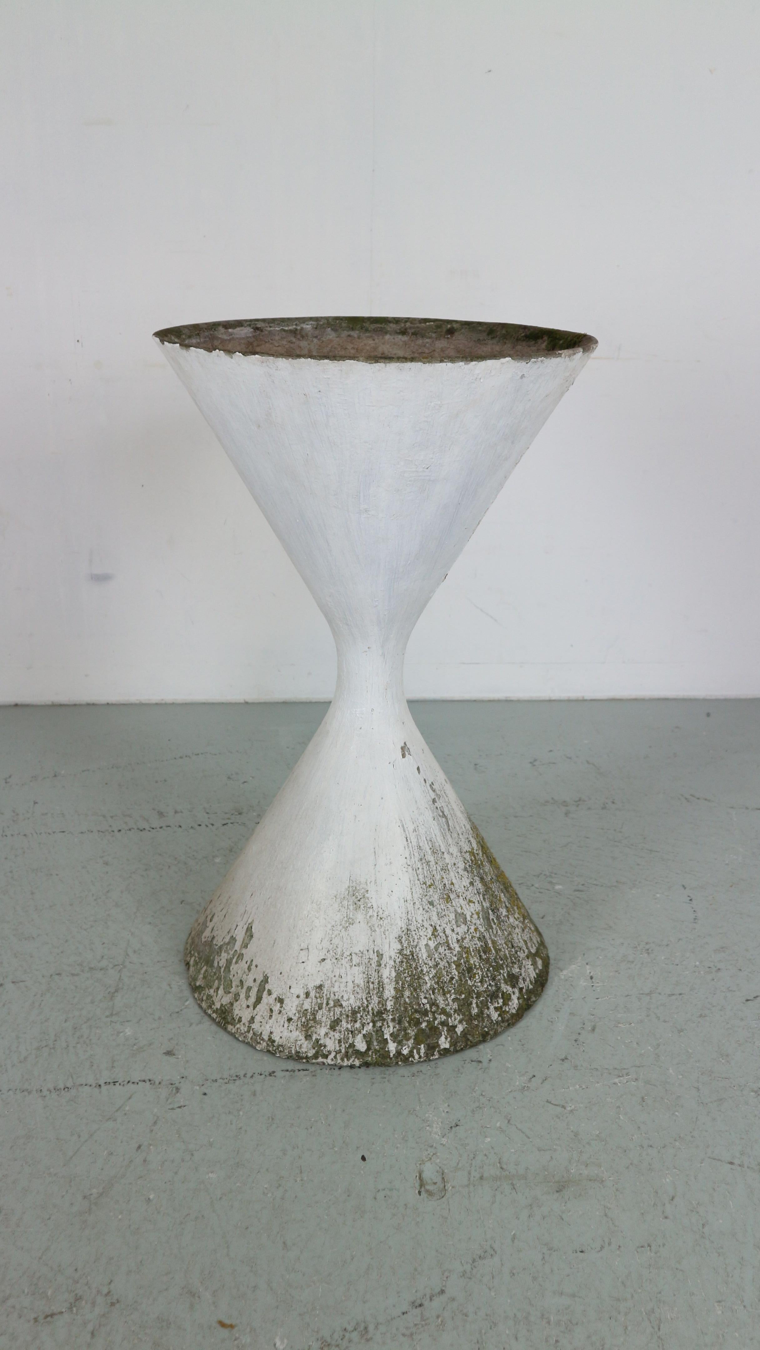 High shaped diabolo shaped planter designed by Willy Guhl and Anton Bee and manufactured by Eternit Ag, Switzerland 1954.
 This planter is made of cellulose infused fibber cement.
Very nice shaped planters in good condition
. Would look highly