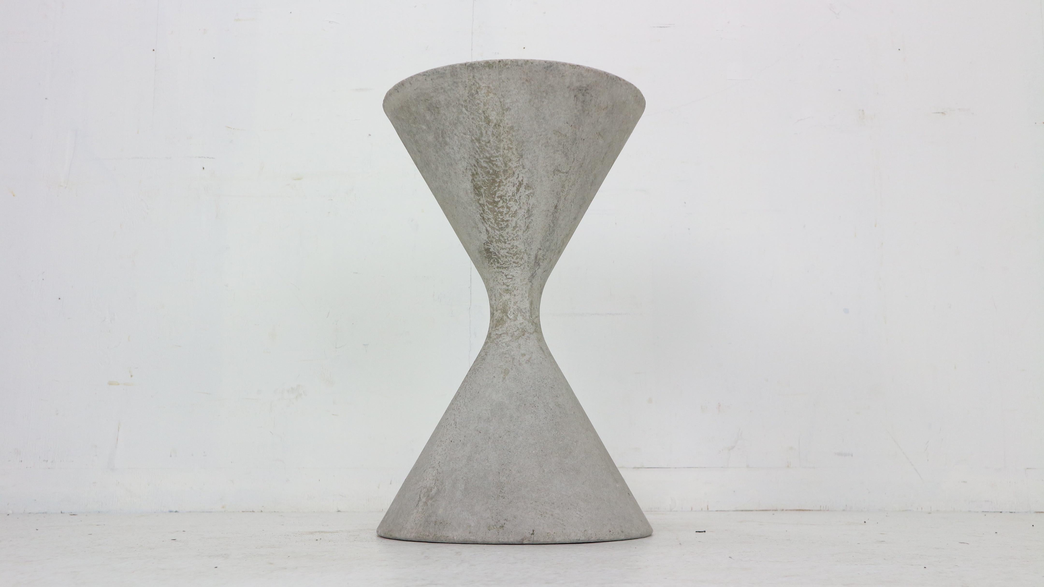Mid-Century Modern Willy Guhl 'Diablo' Spindel Hourglass Concrete Planter, Switzerland, 1954