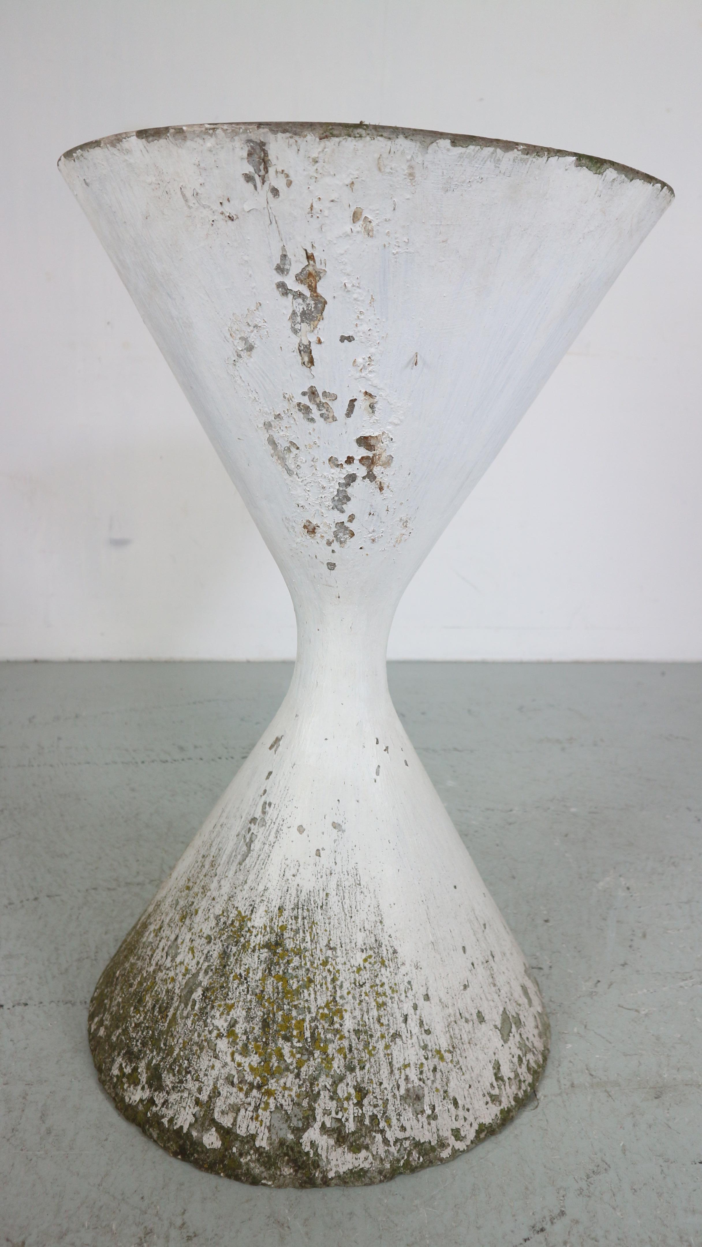 Willy Guhl 'Diablo' Spindel Hourglass Concrete Planter, Switzerland, 1954 In Good Condition For Sale In The Hague, NL