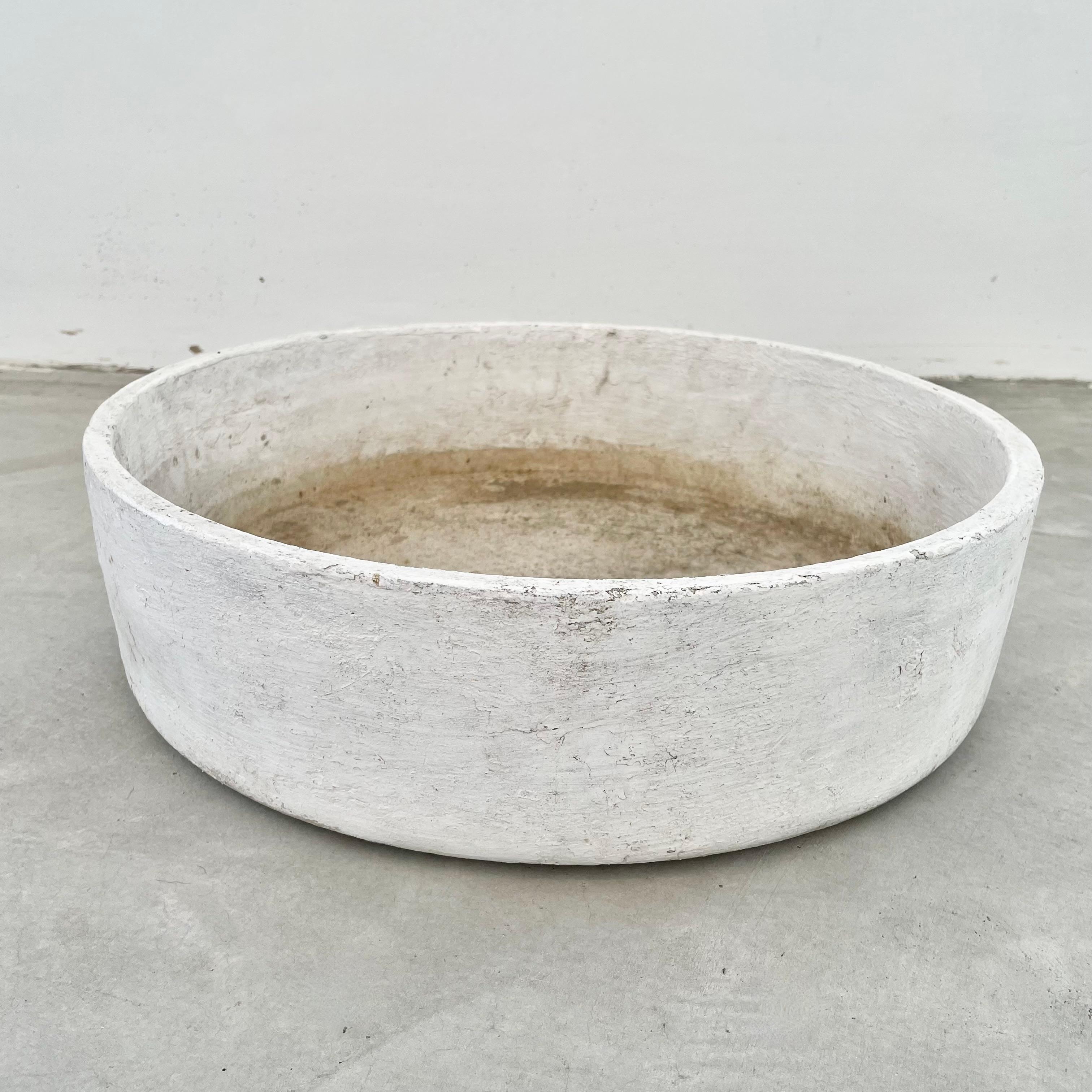 Fantastic cement dish by Swiss architect Willy Guhl for Eternit. Light white and grey patina. Simple and minimal design but perfect for succulents or even as a bowl. Good vintage condition. 1 available.