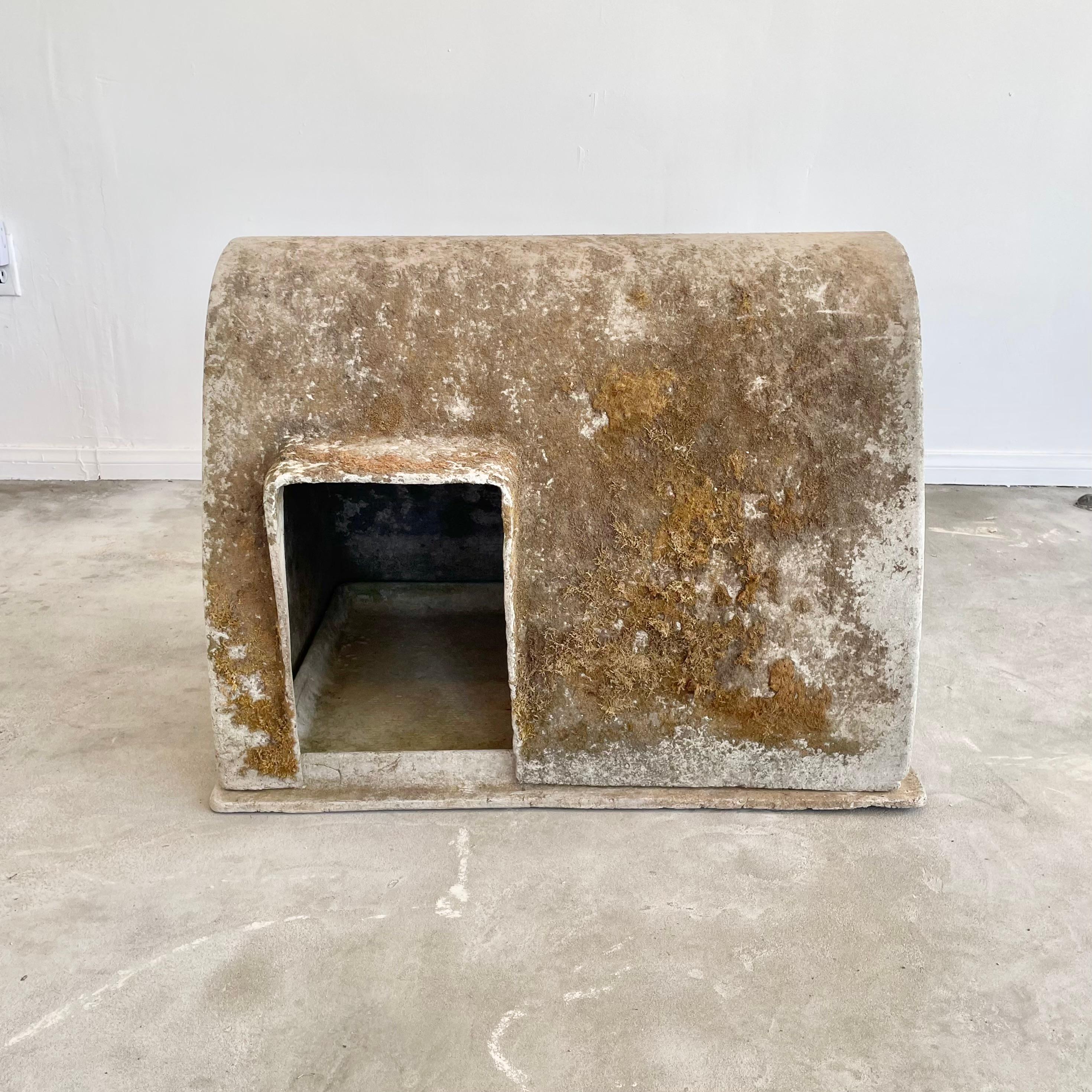 Étonnante niche industrielle pour chiens en ciment, réalisée par le designer suisse Willy Guhl pour Eternit. Taille extrêmement rare avec une patine et un lichen importants. Une petite porte pour chien se trouve en bas à gauche de la structure et