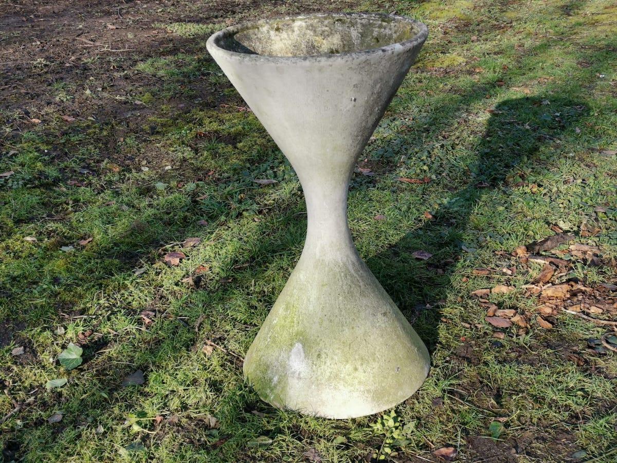 Willy Guhl, for Eternit Schweiz AG.
An extra large Diablo hourglass shaped planter in wonderful original condition, with no chips, no cracks and no damages. It is very rare to find a large Diablo in such good condition, honest and original, with a