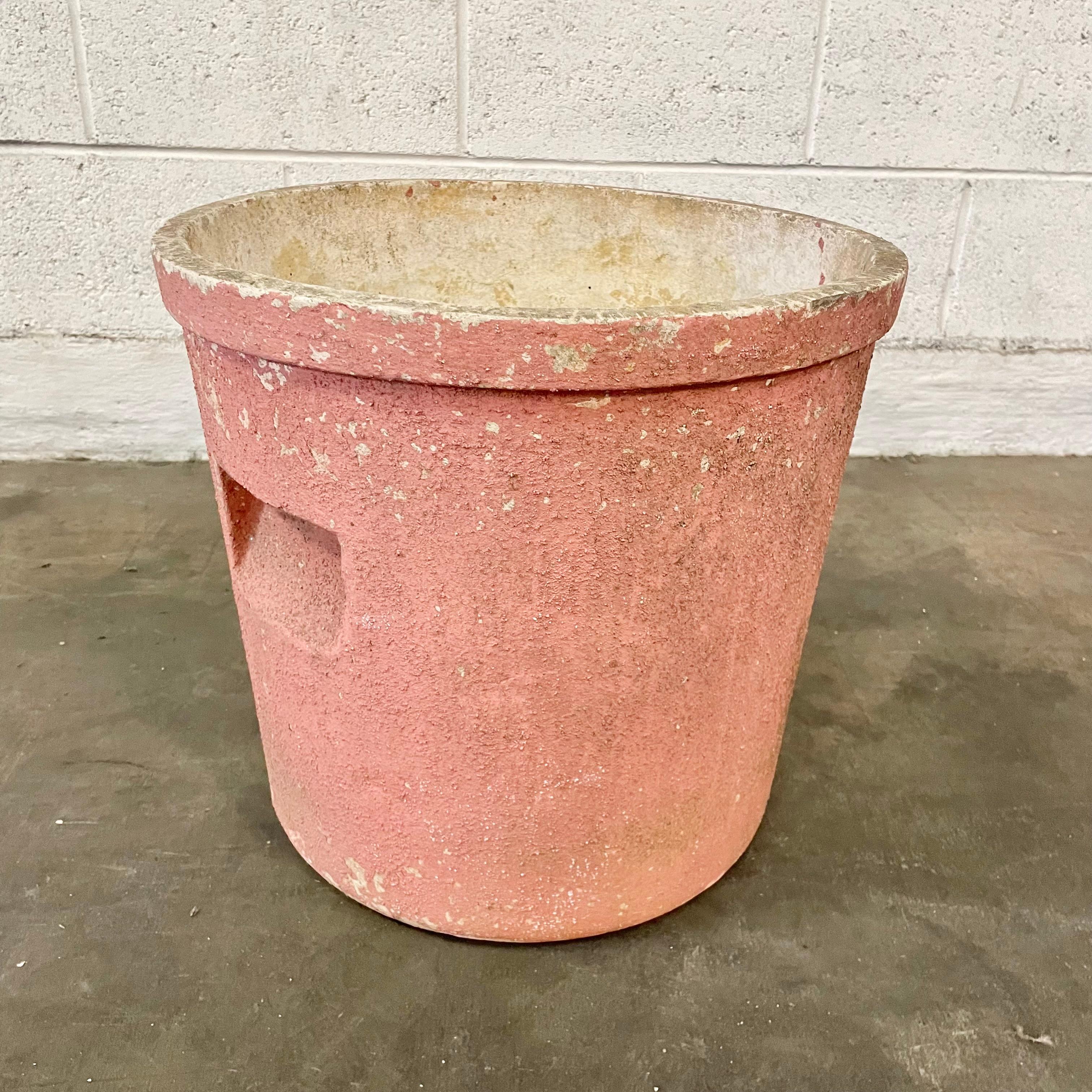 Magnifique pot de fleurs en béton rose par Willy Guhl. Fabriqué en Suisse dans les années 1960. Excellent état. Une couleur et une patine magnifiques et uniques. Forme classique de pot de fleurs avec poignées en retrait des deux côtés. Un seul