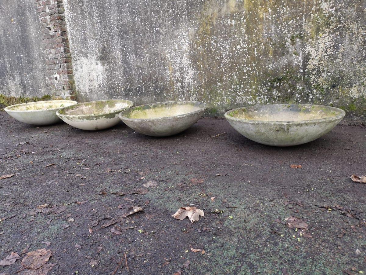 Willy Guhl for Eternit, two matched pairs of Mid-Century Modern concrete garden dish planters in good condition.
Measures: Height - 11 inches W - 31.5 inches D n- 31.5 inches.
Height - 11 inches W - 31.5 inches D n- 31.5 inches.
Height - 10 inches W
