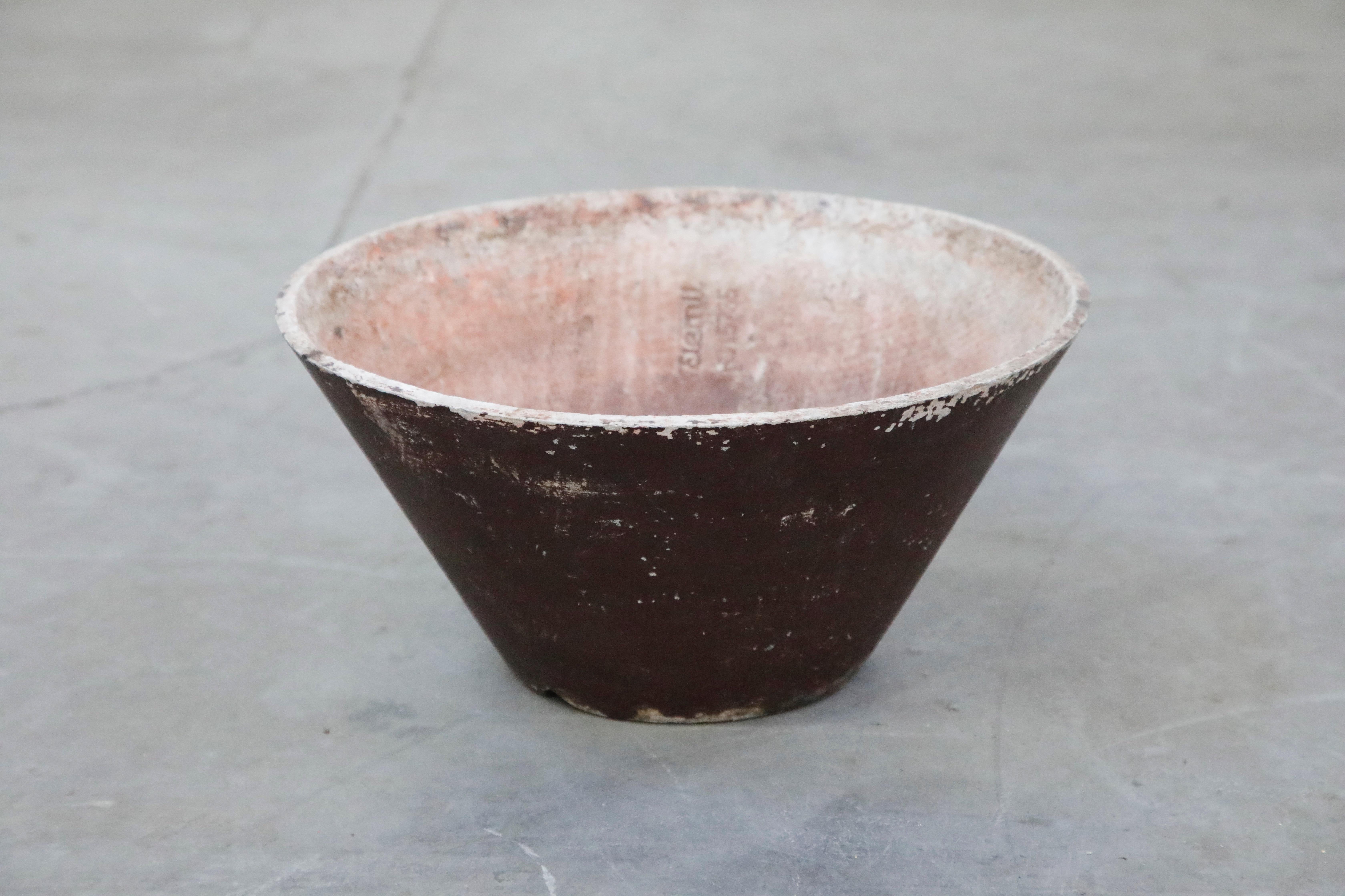 Modern Willy Guhl for Eternit Cone Concrete Planter in Burgundy, circa 1968, Signed For Sale