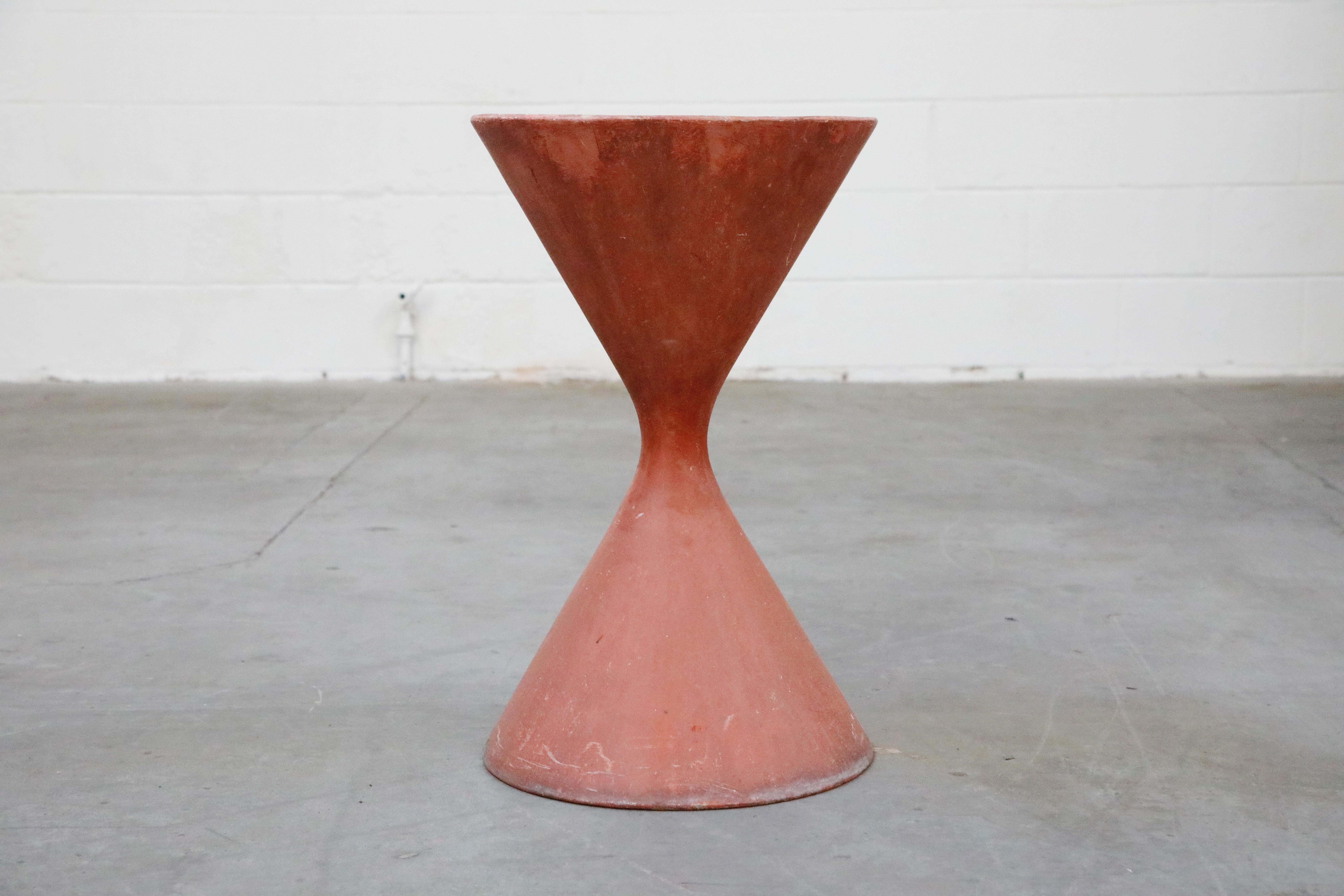 Mid-20th Century Willy Guhl for Eternit 'Diablo' Model 554 Hourglass Concrete Planter, Signed