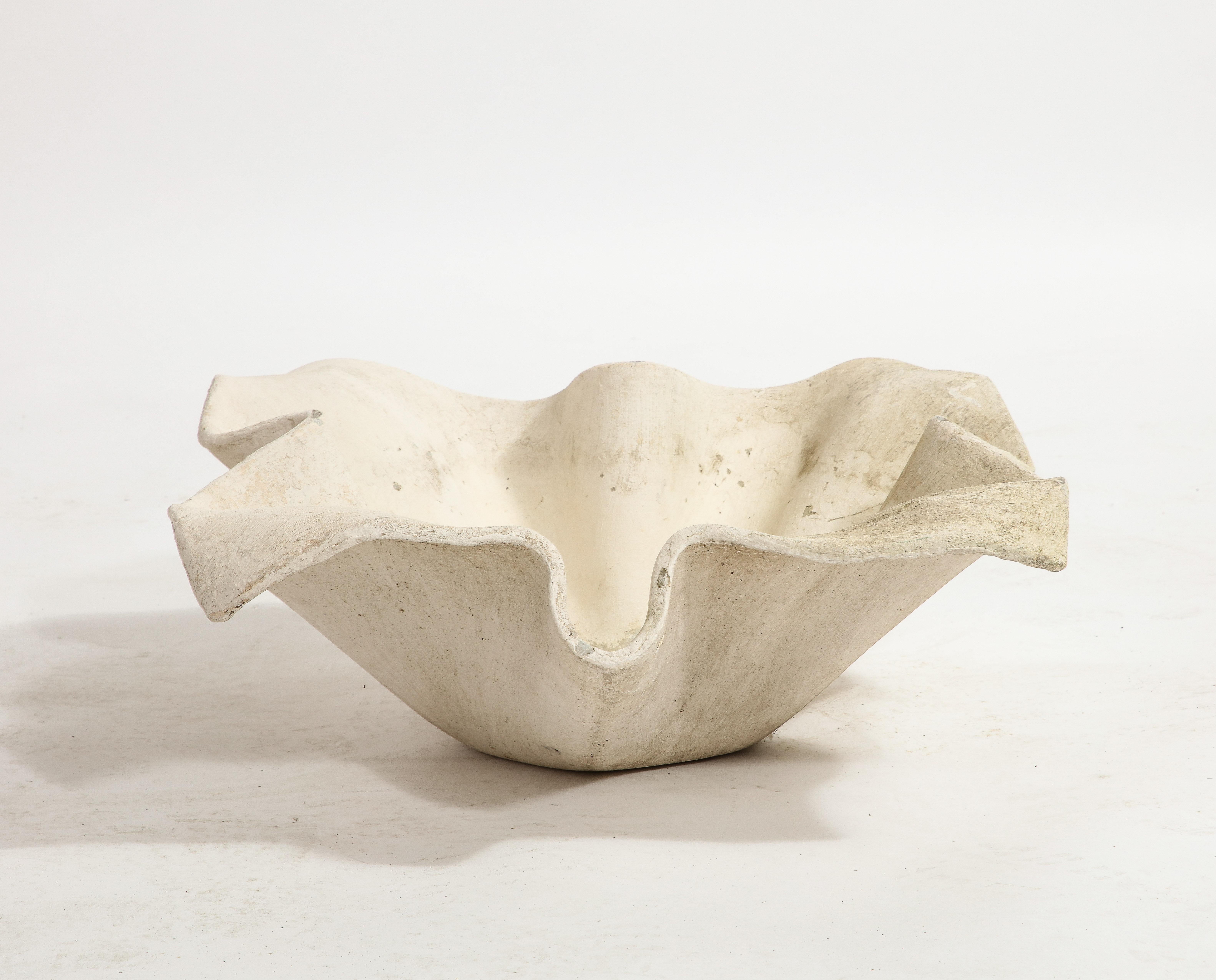 Diseñado por Willy Guhl para Eternit jardineras o maceteros escultóricos de hormigón en forma de pañuelo, Suiza, años 60. Estos exquisitos maceteros están hechos de fibrocemento resistente a la intemperie y tienen una preciosa forma ondulada con una