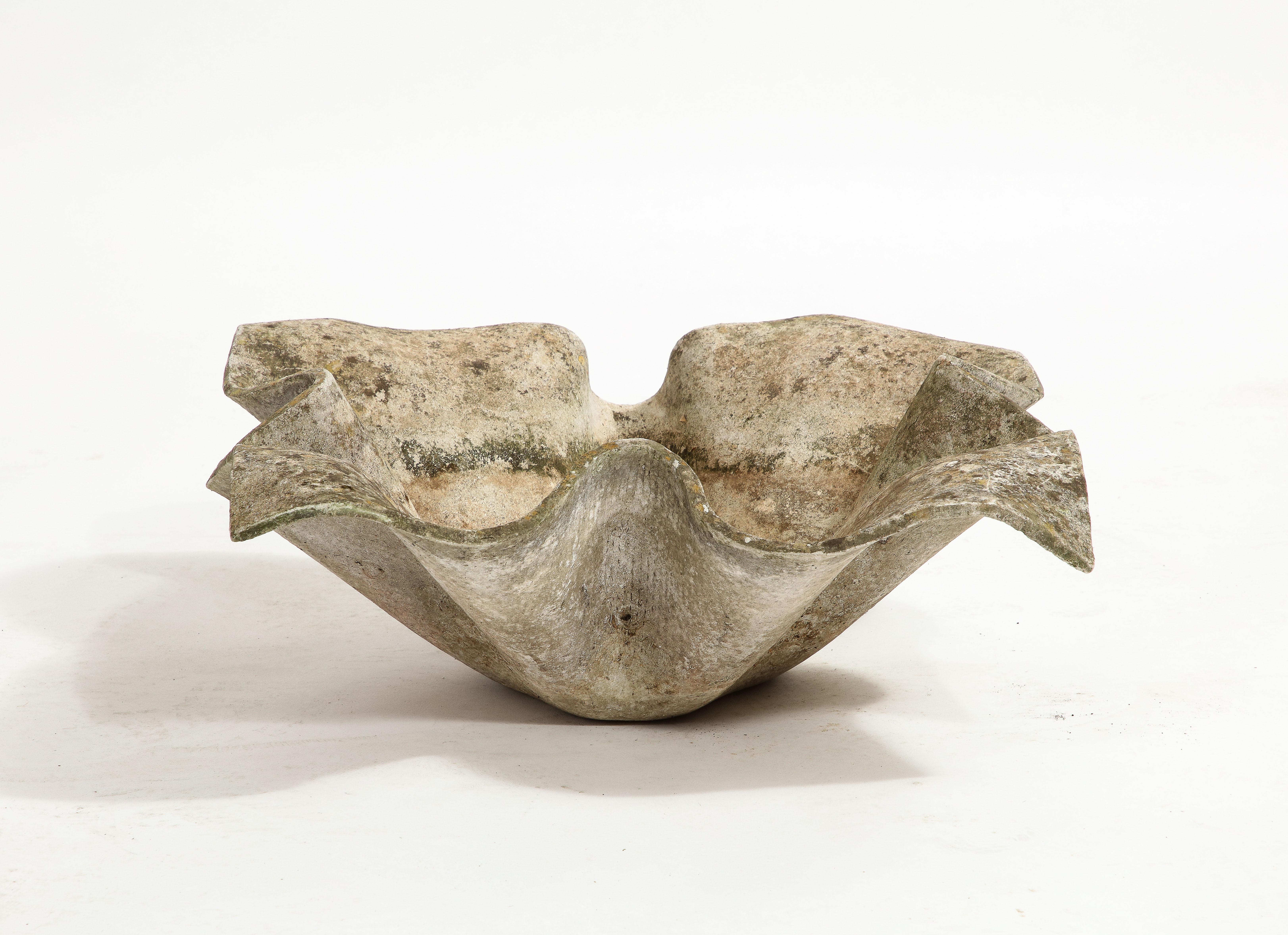 Conçues par Willy Guhl pour Eternit, jardinières sculpturales en béton en forme de mouchoir, Suisse, années 1960. Ces jolies jardinières sont fabriquées en fibrociment résistant aux intempéries et présentent une jolie forme ondulée avec une patine