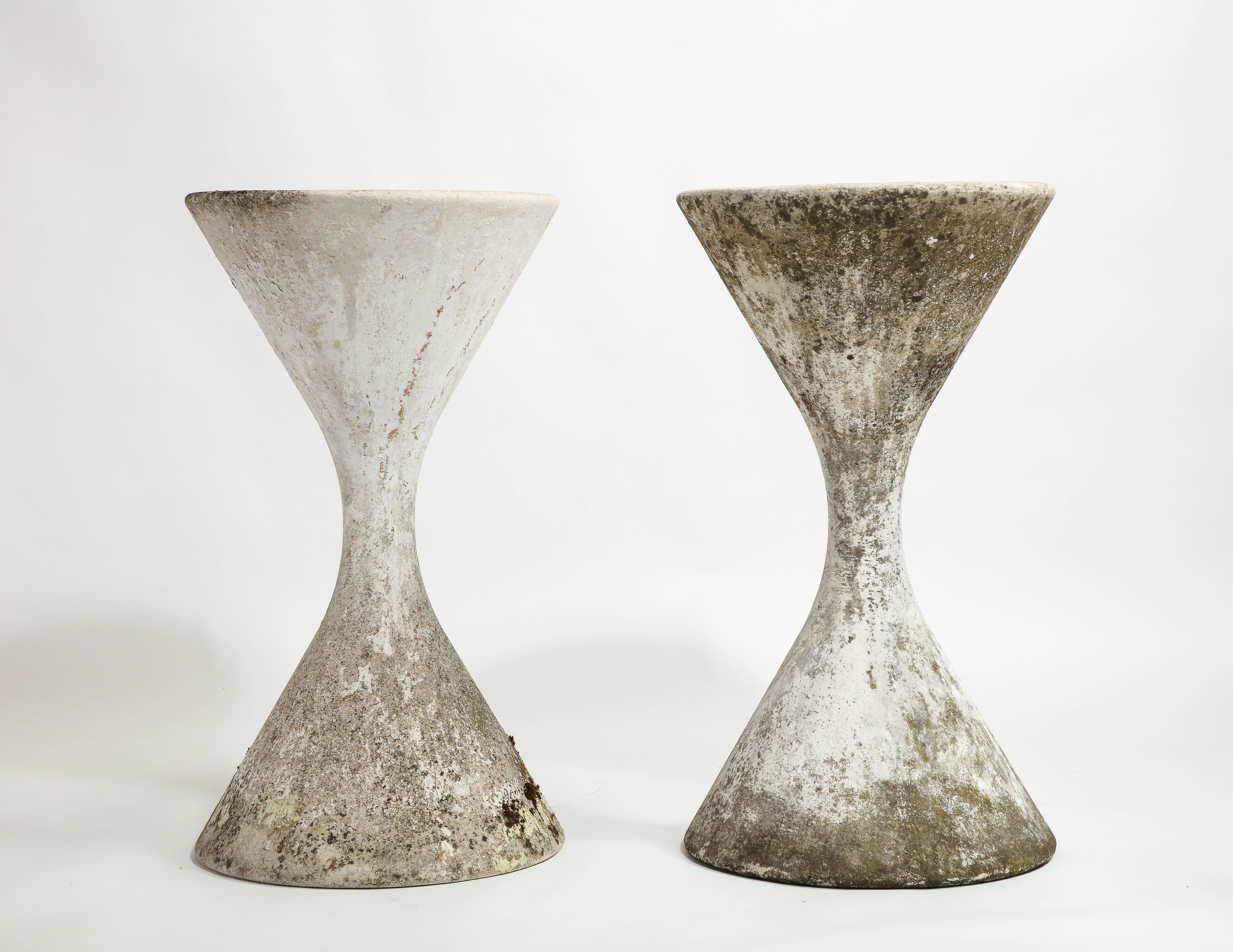 Willy Guhl for Eternit Large Concrete Diabolo Spindel Planters, 1960s In Good Condition For Sale In New York, NY