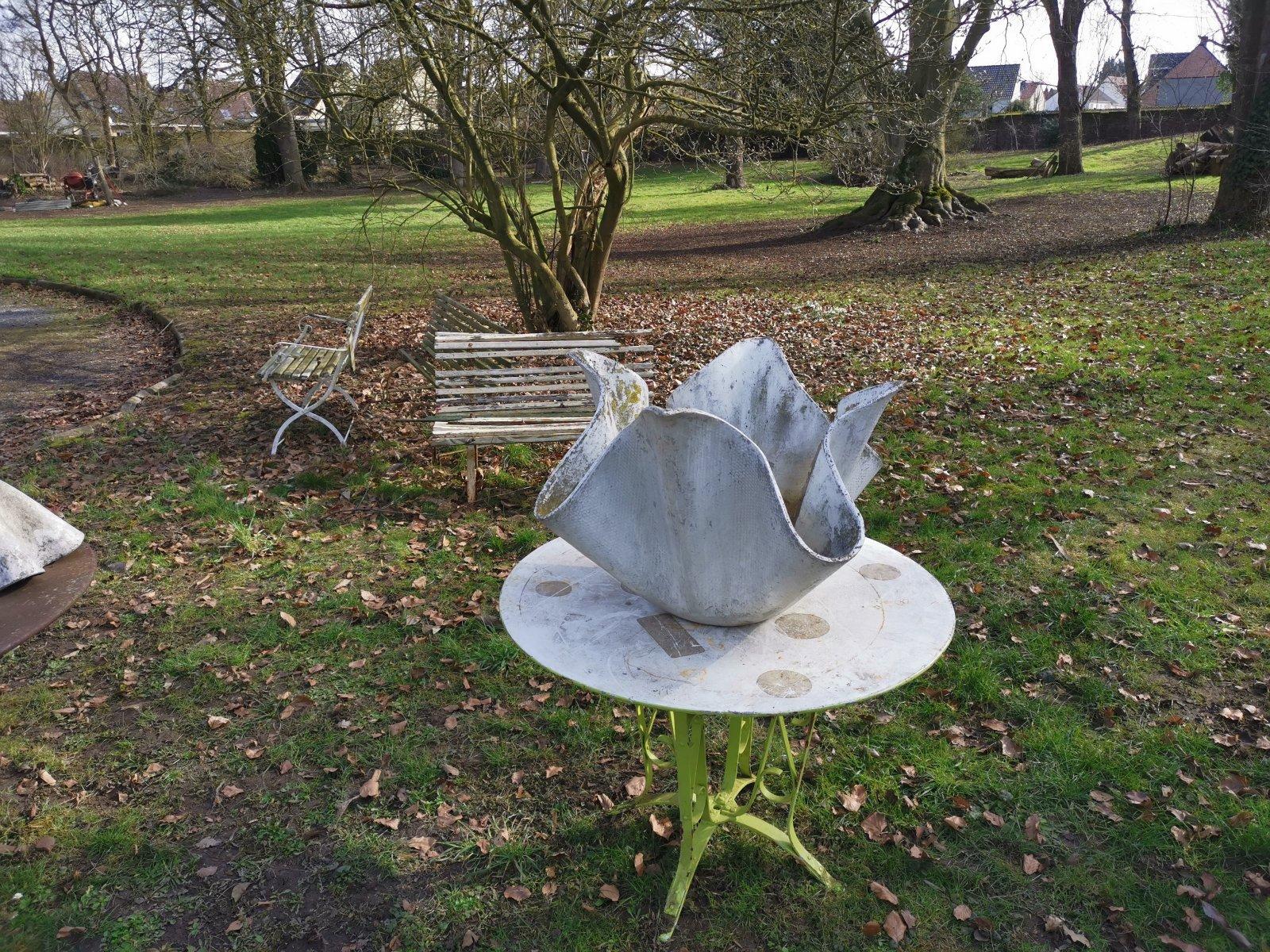 Willy Guhl for Eternit, a very rare 21 inch tall Mid-Century Modern sculptural concrete garden Handkerchief elephant ear planter. It looks like a large seed pod and will look very special once planted up.
In wonderful honest original condition, all