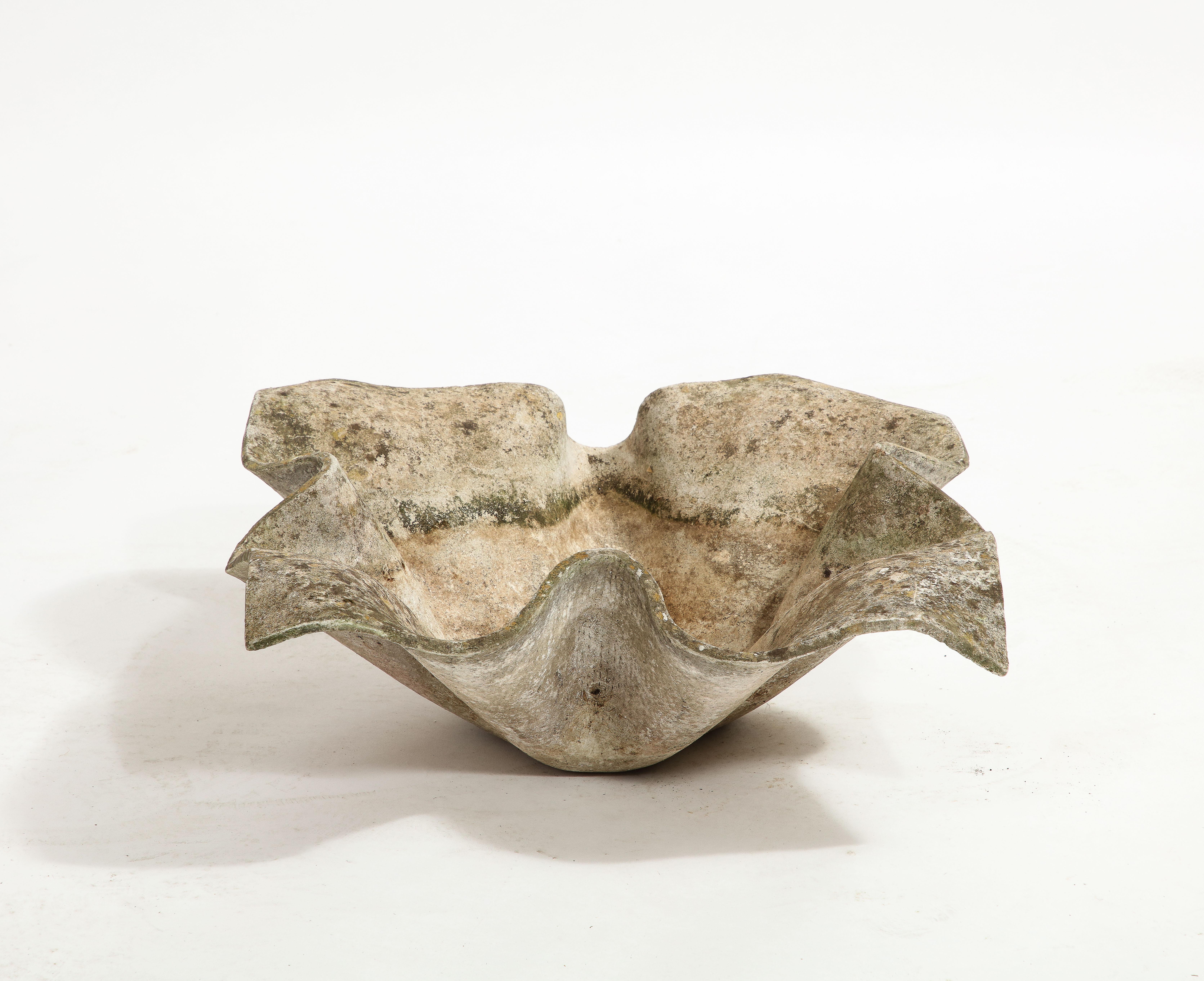 Disegnate da Willy Guhl per Eternit, fioriere scultoree o jardinières in cemento a fazzoletto, Svizzera, anni '60. Queste splendide fioriere sono realizzate in fibrocemento resistente alle intemperie e hanno una bella forma ondulata con una patina
