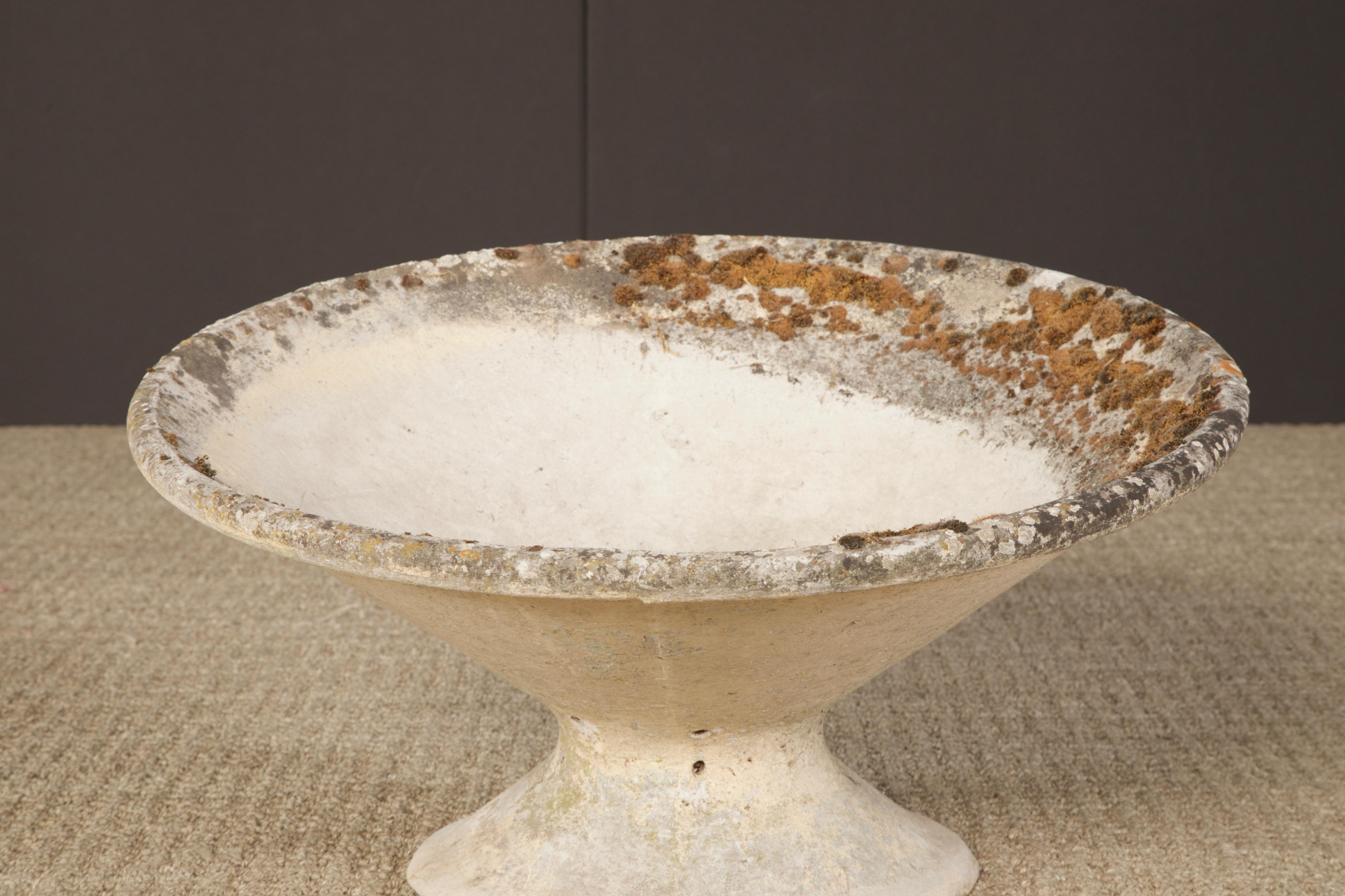 Willy Guhl for Eternit Tilted Spindle Concrete Planter, circa 1968 In Good Condition For Sale In Los Angeles, CA