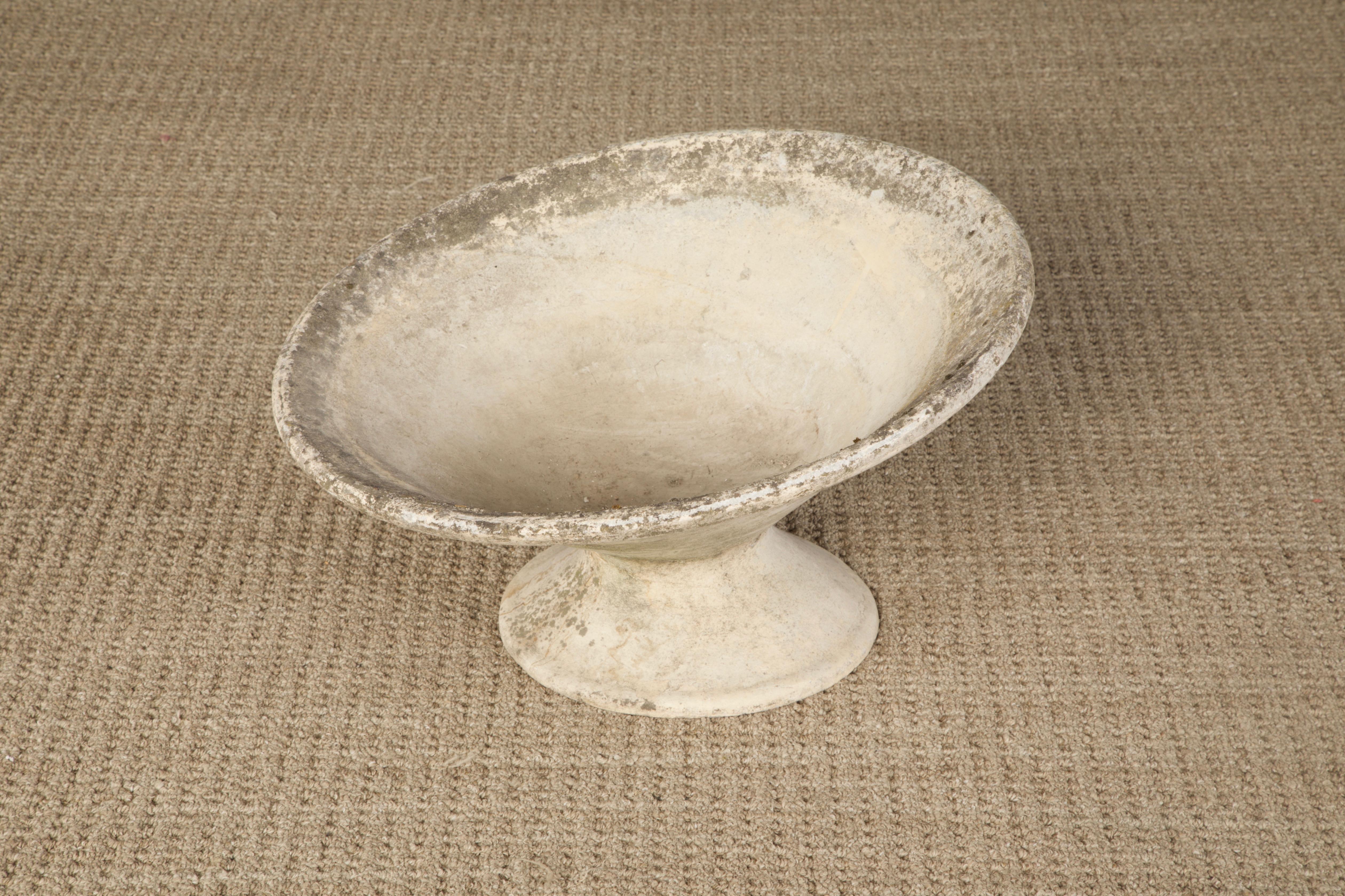 Willy Guhl for Eternit Tilted Spindle Concrete Planter, circa 1968, Signé Bon état - En vente à Los Angeles, CA
