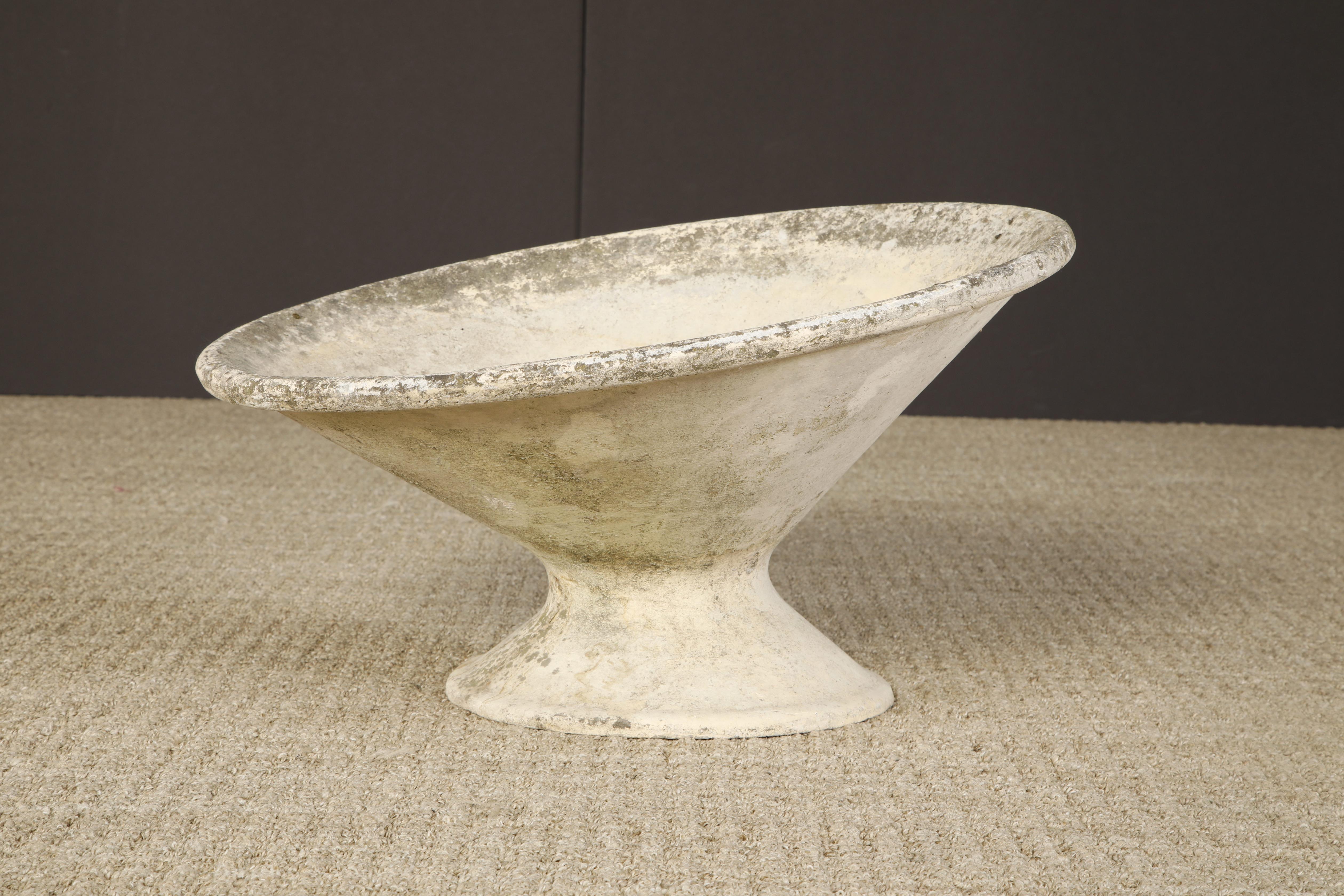 Béton Willy Guhl for Eternit Tilted Spindle Concrete Planter, circa 1968, Signé en vente