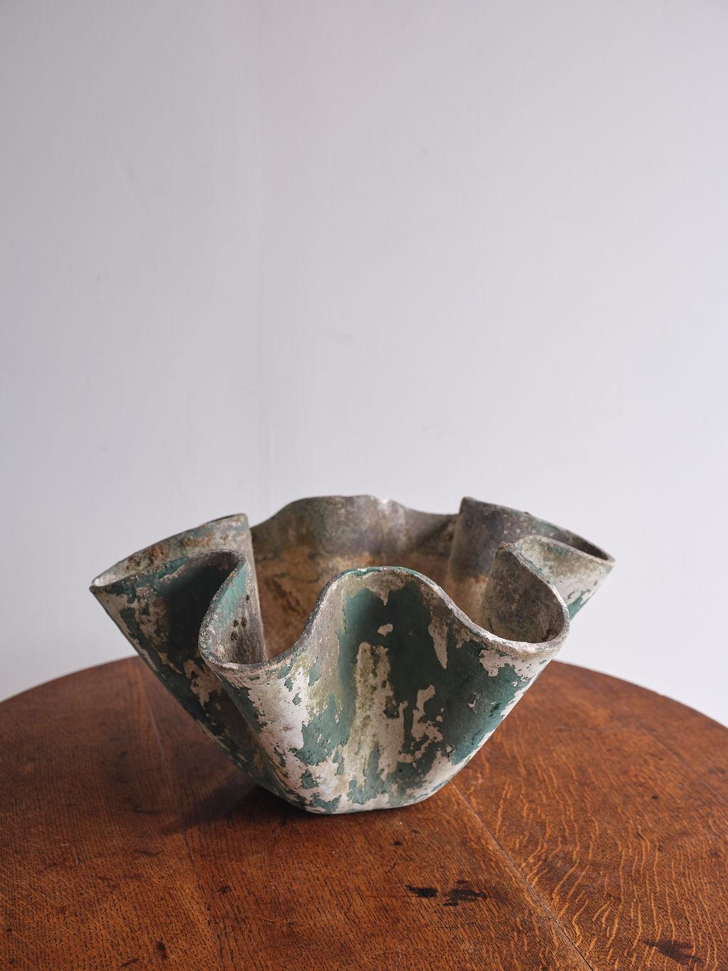 El diseñador suizo Willy Guhl fabricó este precioso cuenco pañuelo a mediados o finales del siglo XX. Se fabricó a mano con hormigón y es un cuenco muy robusto y sólido. Los colores son verde oscuro y tostado, y las texturas desgastadas y