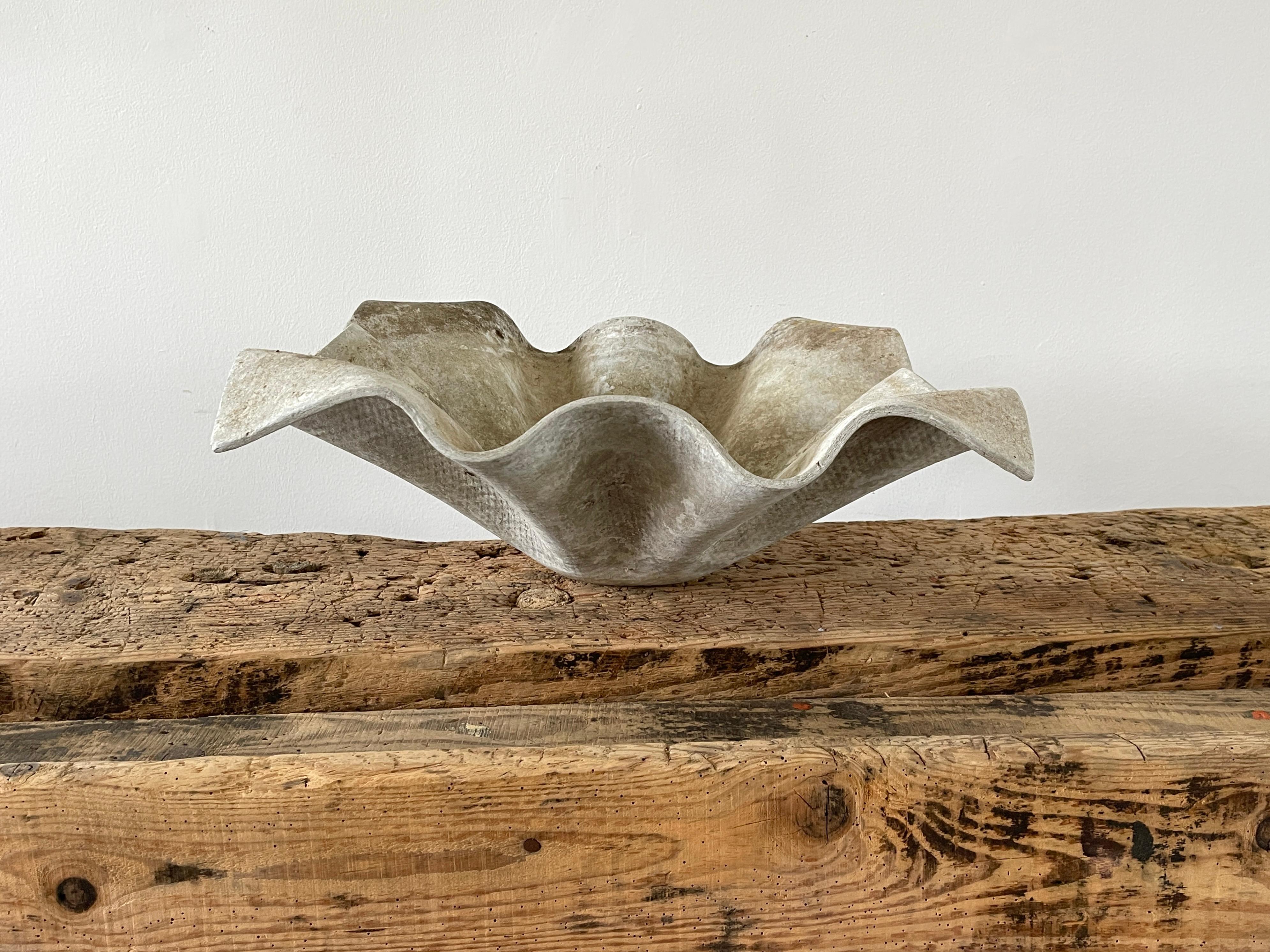 Willy Guhl for Eternit 
Handkerchief planter with sculptural clean lines
Great patina.