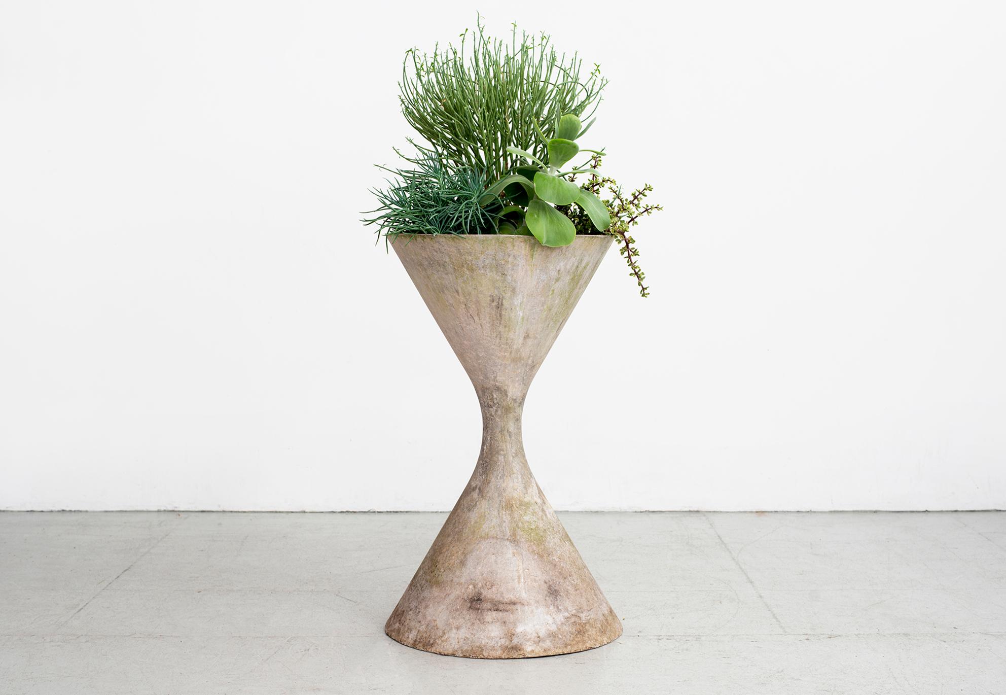 Wonderful concrete hourglass planters by the Swiss Architect, Willy Guhl.
Great age, patina and coloring. 
Iconic sculptural planter or garden object.

Listing is for a 36