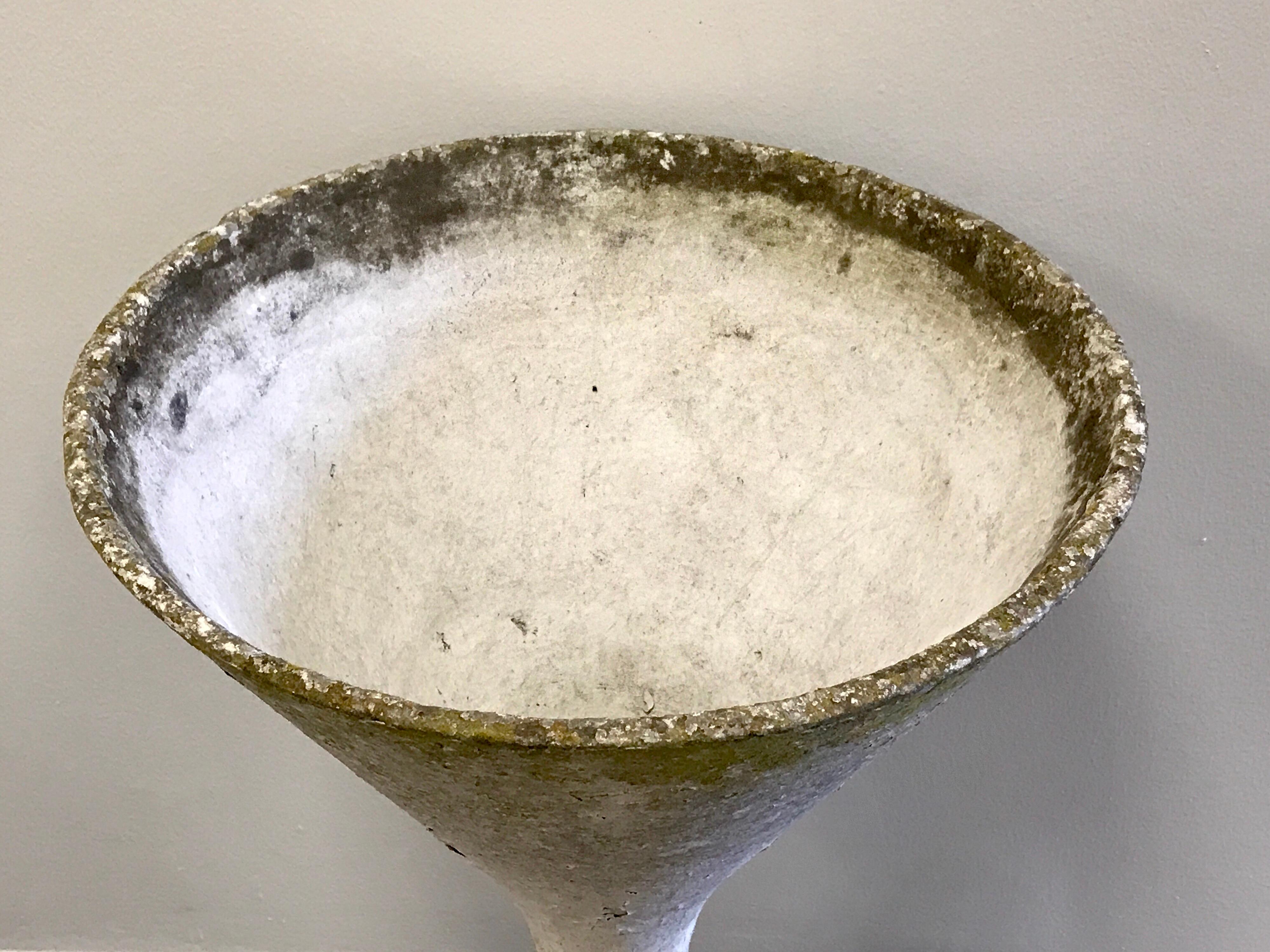 Willy Guhl Hourglass Planter, Smaller In Distressed Condition For Sale In Atlanta, GA