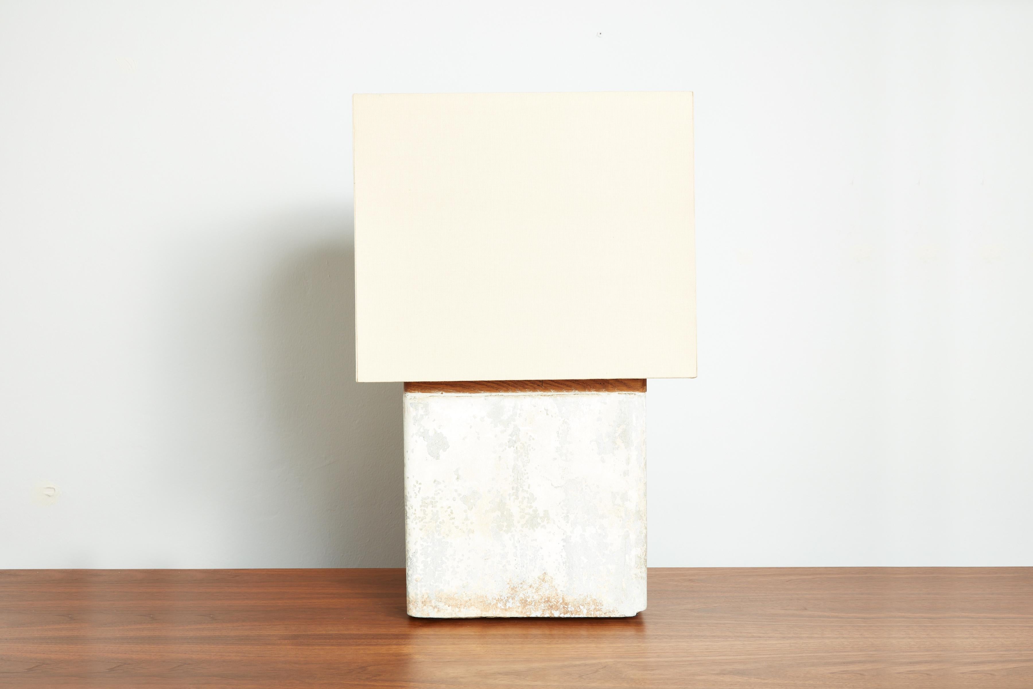 Lámpara de mesa Willy Guhl en pátina variable
Nueva pantalla de lino 
Parejas disponibles.