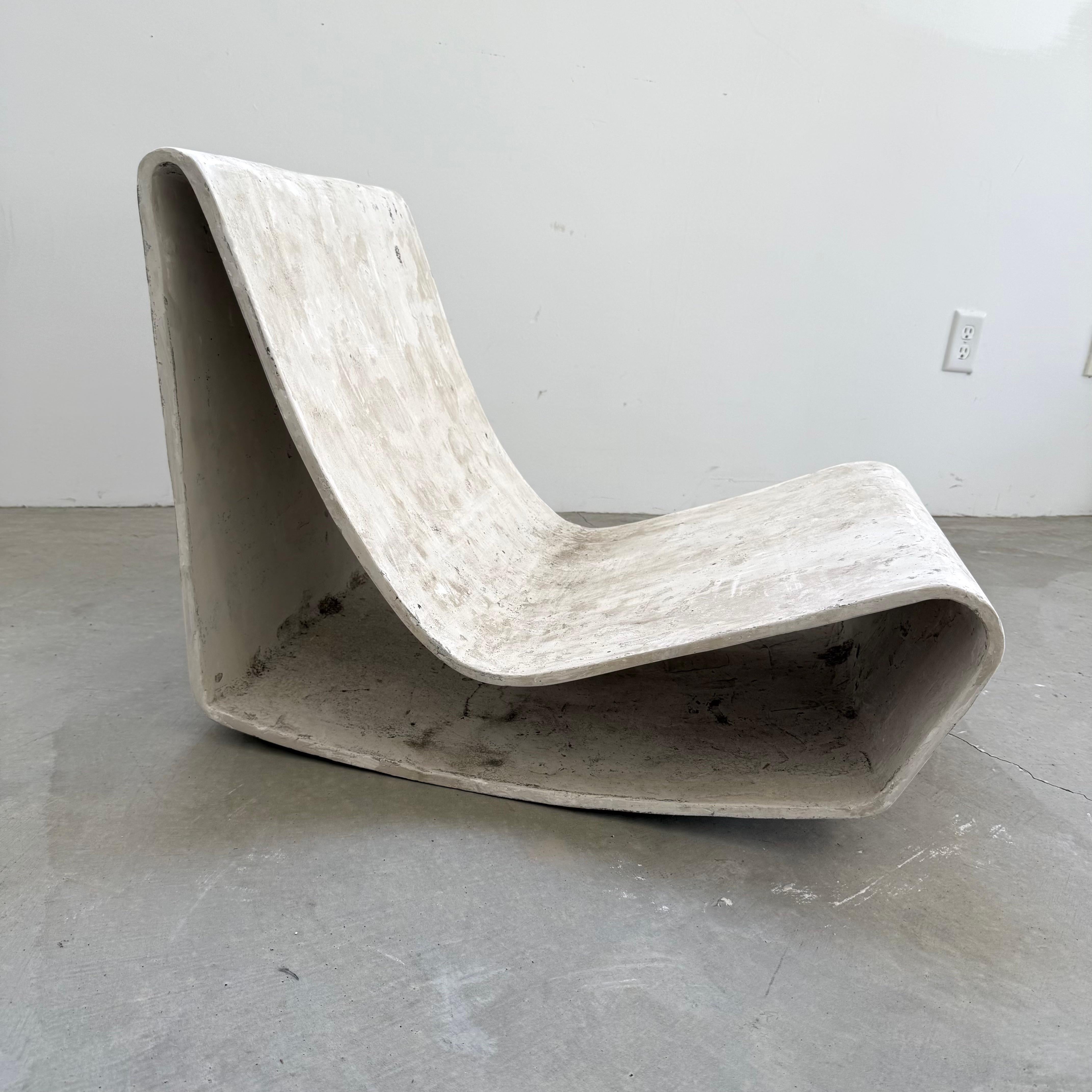 Rara sedia vintage Willy Guhl Looping proveniente dal Brasile. Perfetto per l'interno o l'esterno come pezzo scultoreo. Ottima come sedia a bordo piscina. Questa sedia è stata progettata da Willy Guhl all'inizio degli anni '50. Patina incredibile ma