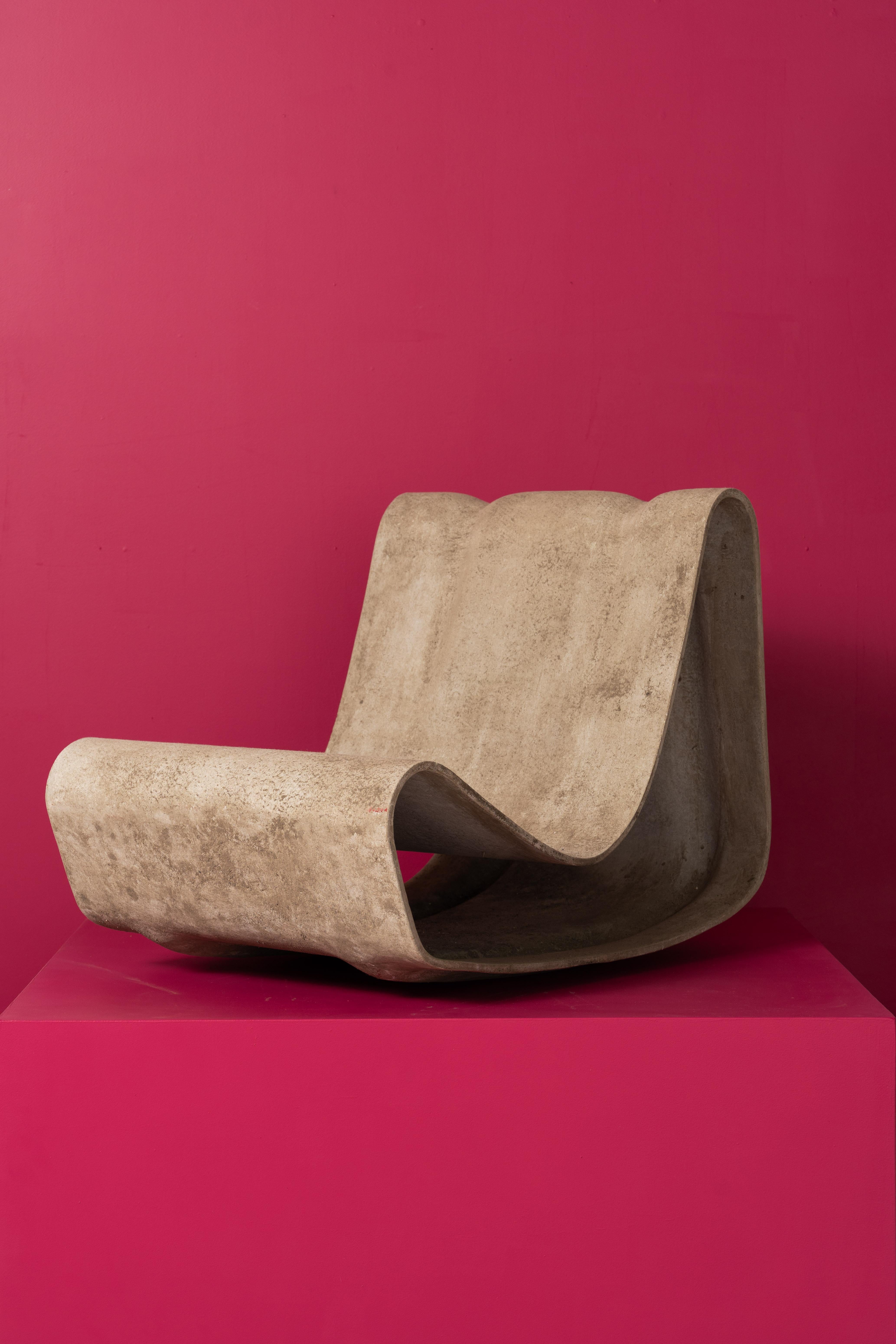 Der Loop Chair von Willy Guhl ist eine Ikone des Mid-Century-Designs und wurde in den 1950er Jahren für Eternit entworfen. Aus einer einzigen Faserzementplatte gefertigt, verkörpert seine skulpturale, durchgehende Form sowohl Eleganz als auch