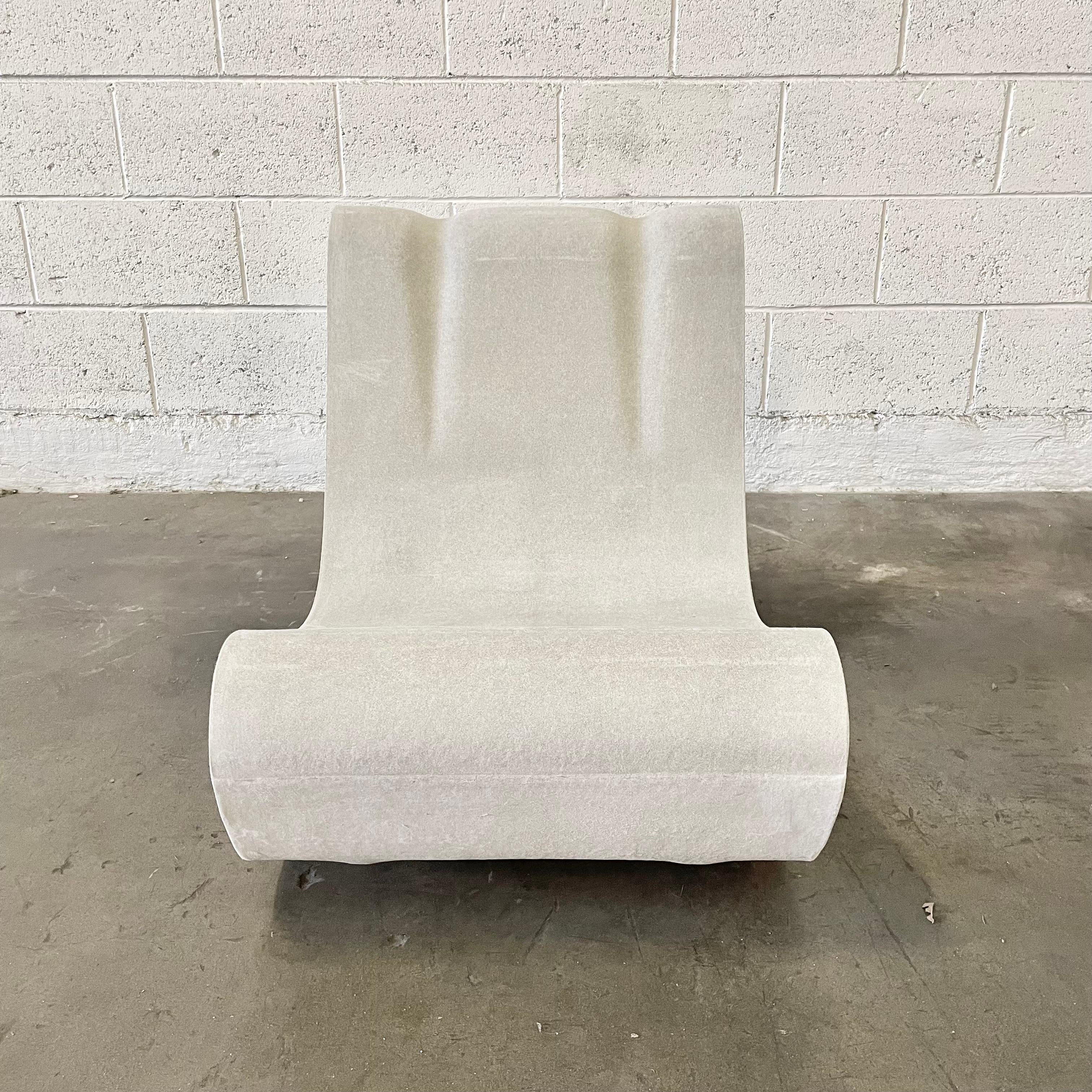 Fantastique chaise en ciment du designer suisse Willy Guhl pour Eternit. État neuf. Mage de la main en Suisse. L'une des chaises les plus emblématiques jamais conçues. Le prix est fixé pour une seule chaise.