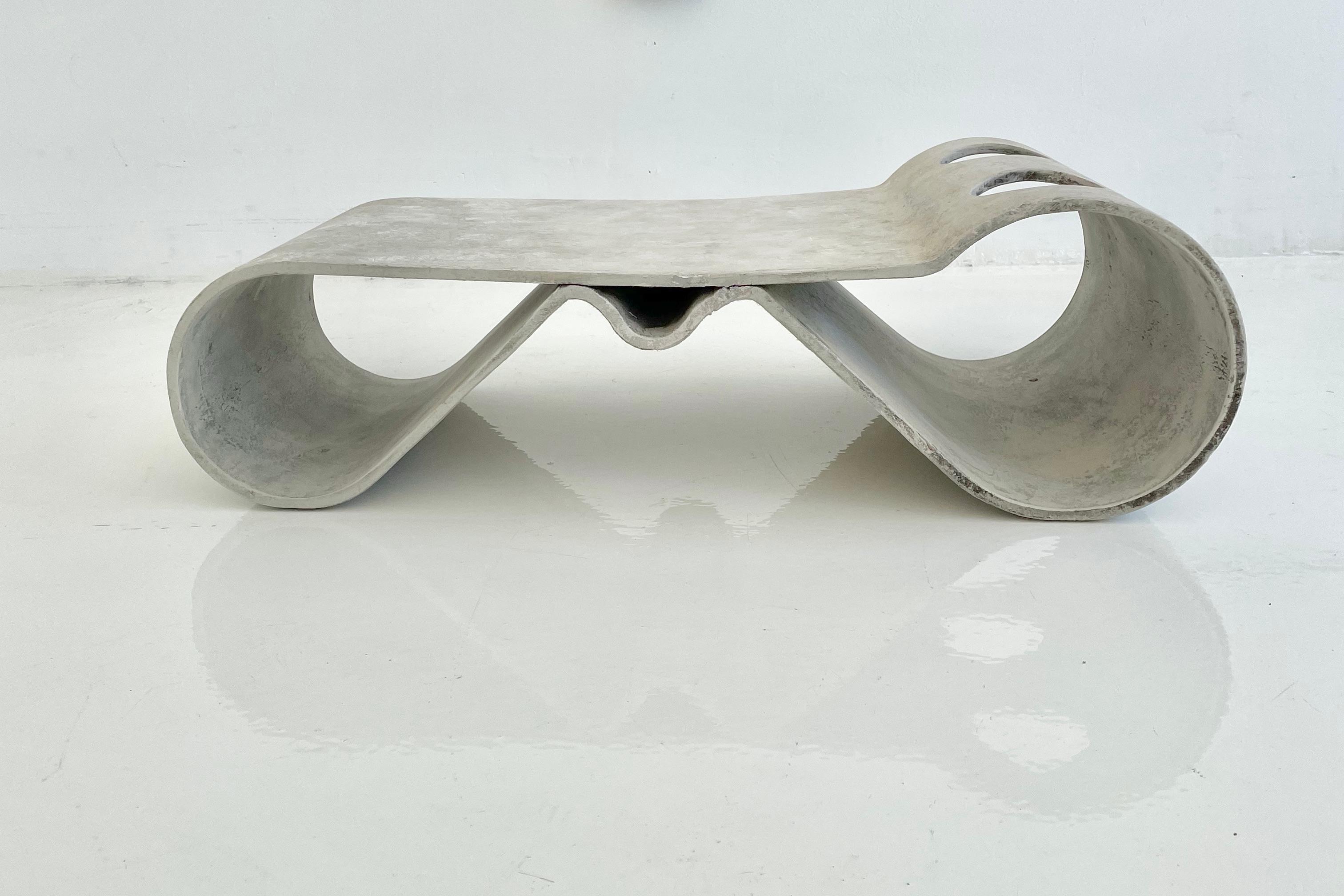 La table Loop de Willy Guhl est une icône du design de mobilier moderniste suisse. La table Loop (également connue sous le nom de table de plage) a été conçue par le designer industriel suisse Willy Guhl en 1954. Une pièce extrêmement polyvalente