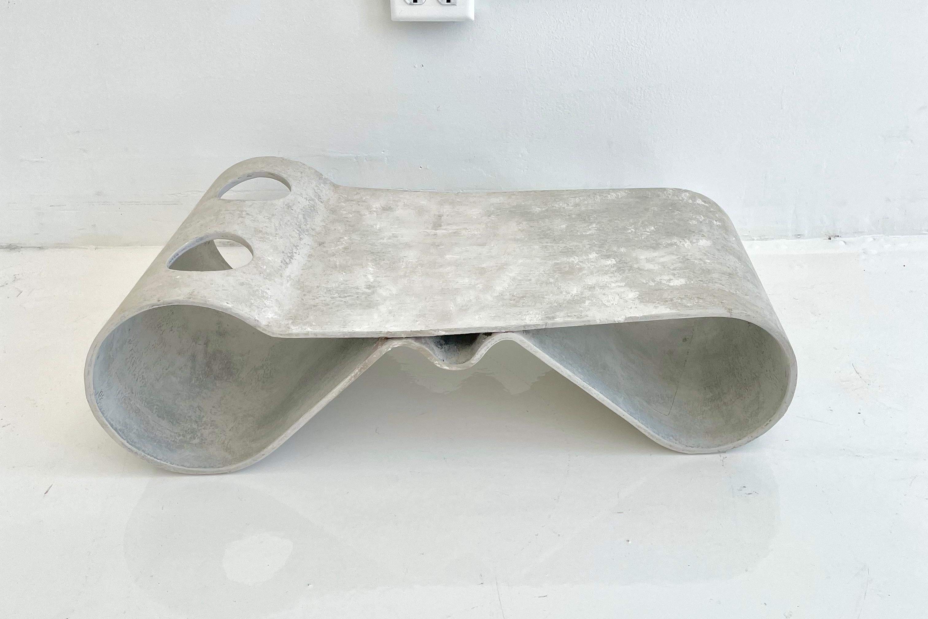 Ciment Table Loop de Willy Guhl en vente