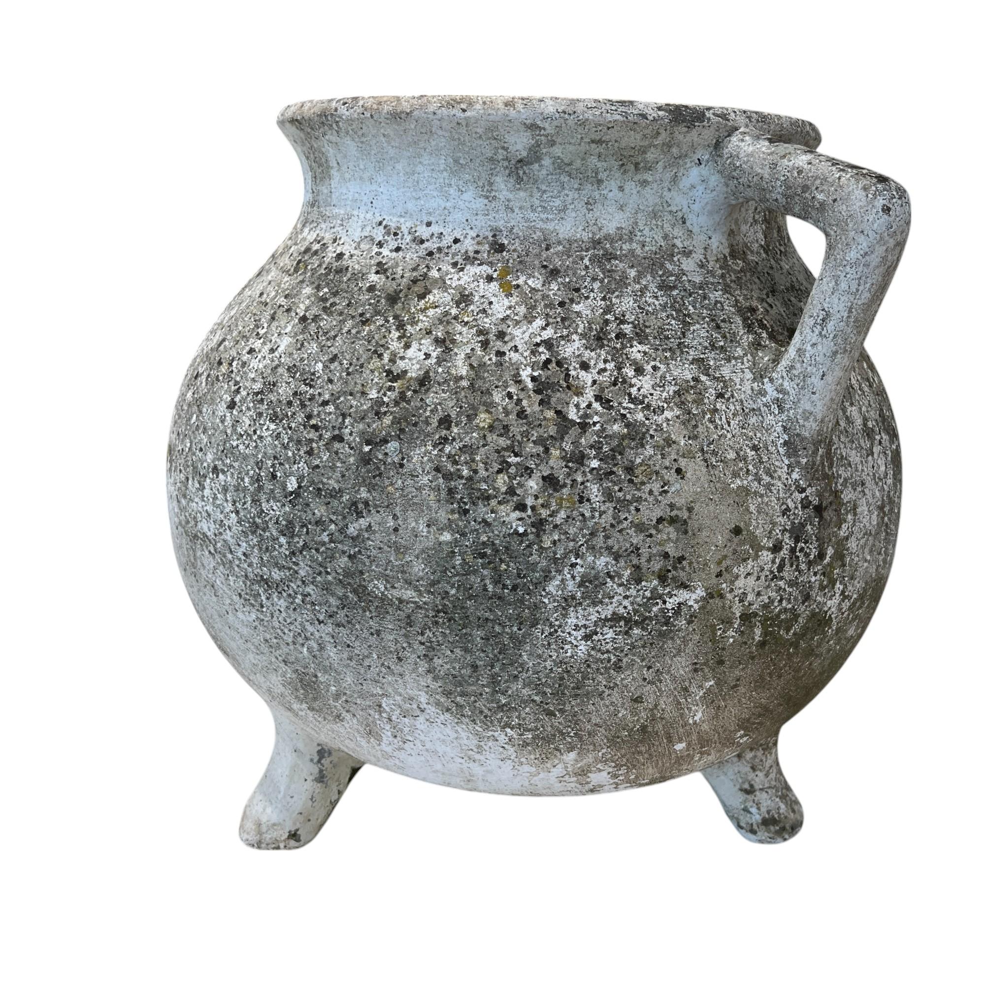 Der Willy Guhl Cauldron oder Marmite-Pflanzkübel ist ein auffälliges Designerstück, das der Schweizer Designer Willy Guhl in den 1950er Jahren entwarf. Der für seine skulpturale Form und sein schlichtes, aber elegantes Aussehen bekannte Pflanzkübel