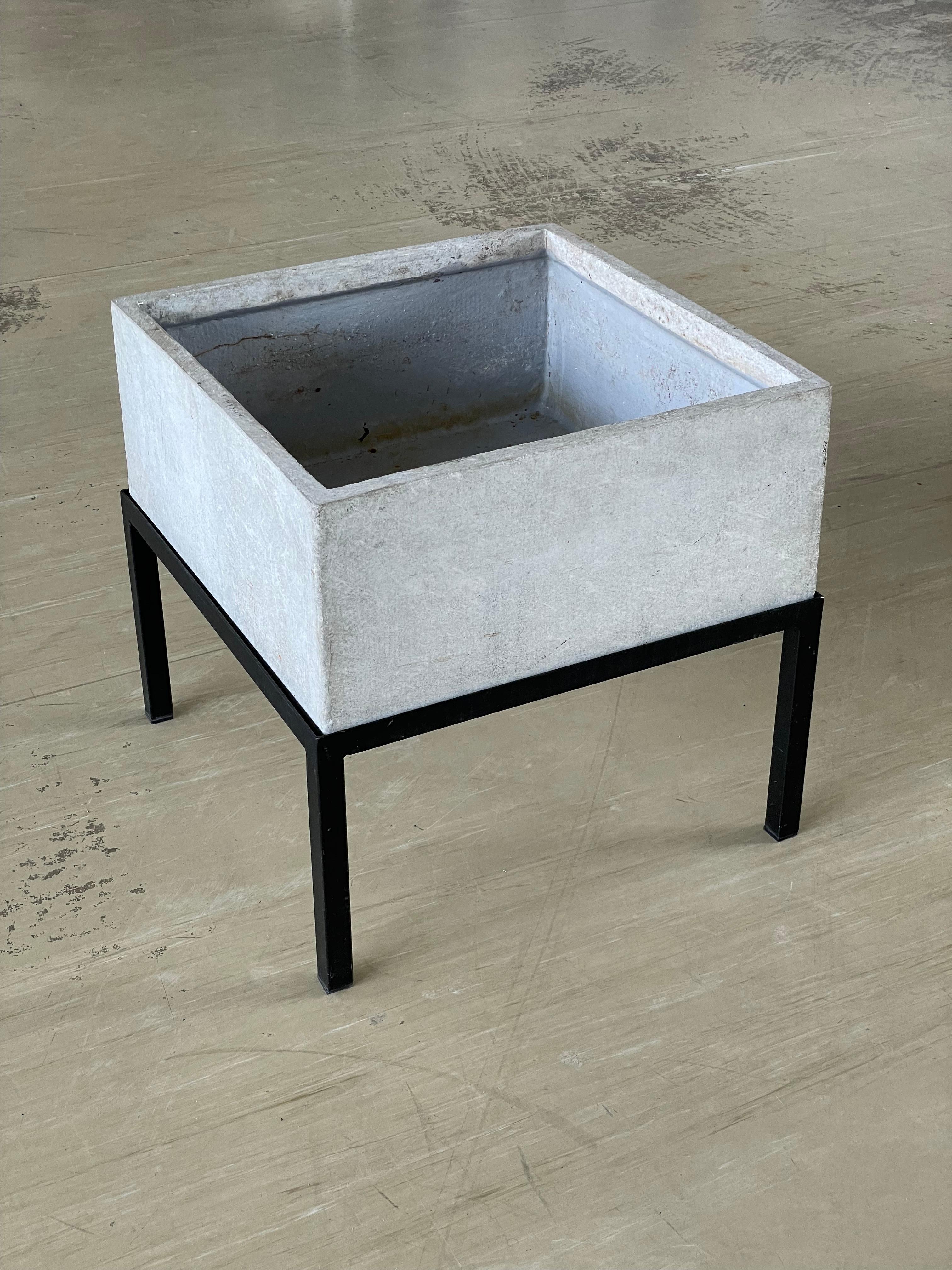 Willy Guhl Minimalist Planter with Stand - Eternit AG In Excellent Condition For Sale In Bern, CH
