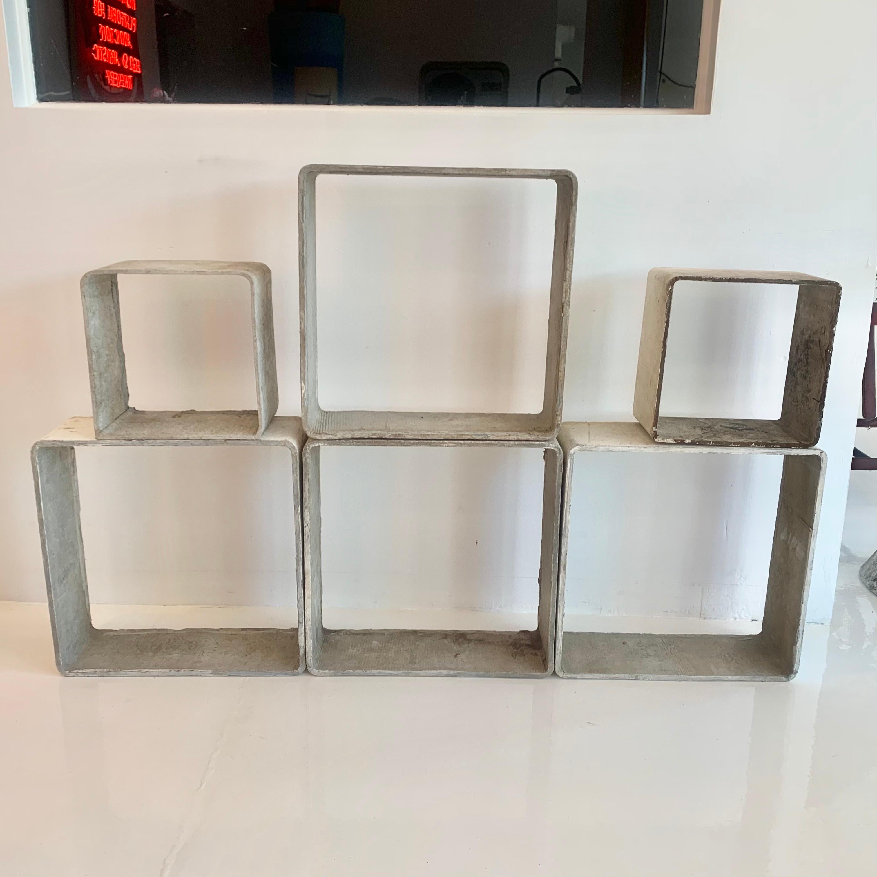 Fantastici cubi di cemento realizzati dall'architetto svizzero Willy Guhl per Eternit. 6 cubi modulari in fibrocemento che possono essere disposti in una moltitudine di modi. Ottimo per contenere libri, scarpe e oggetti. Il prezzo è di un set di 6