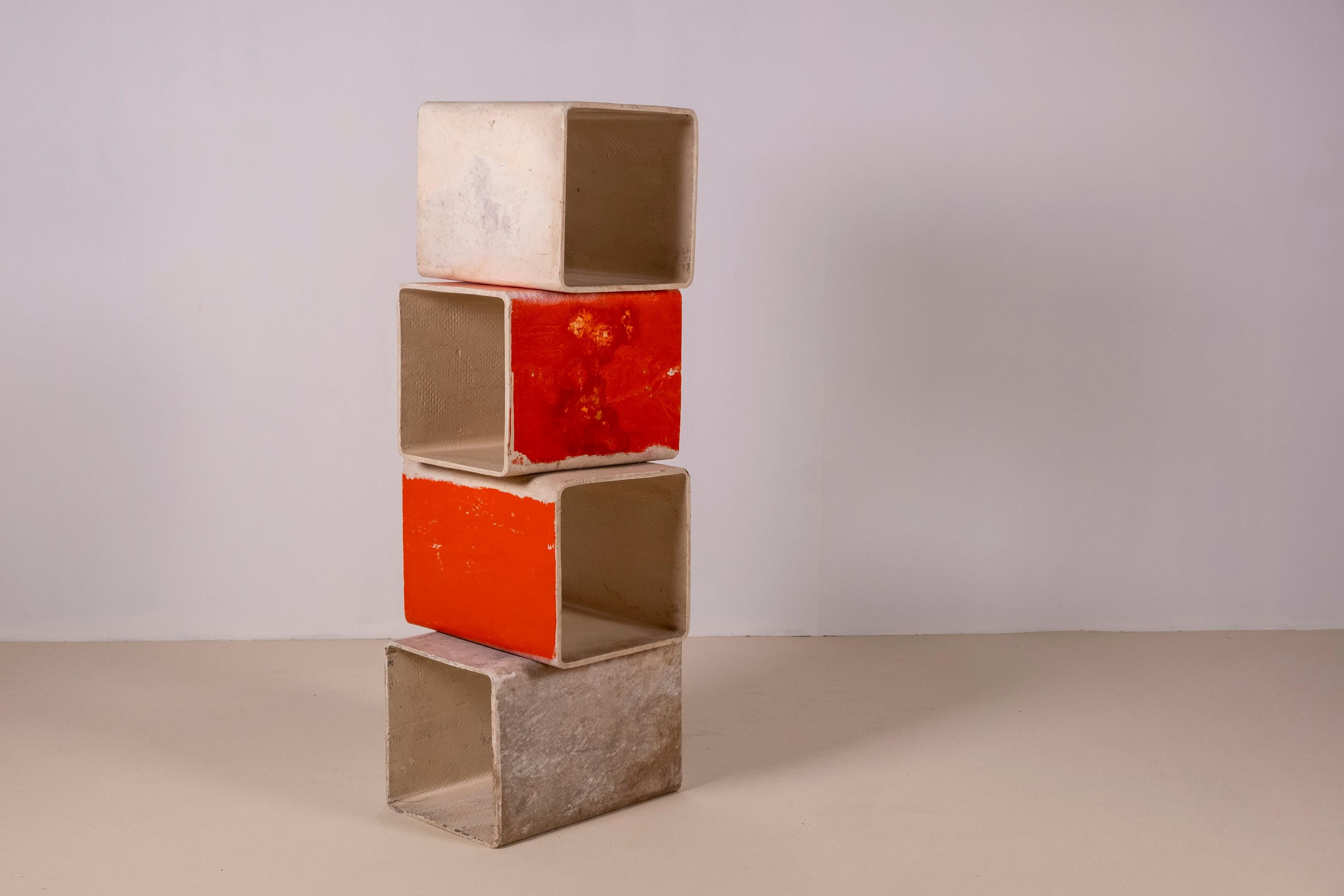 Ein Satz von 4 skulpturalen Bücherregalelementen aus Beton des Schweizer Architekten Willy Guhl, die in den 1960er Jahren von Eternit in der Schweiz hergestellt wurden. Die Würfel können auf verschiedene Weise angeordnet werden und sind ein