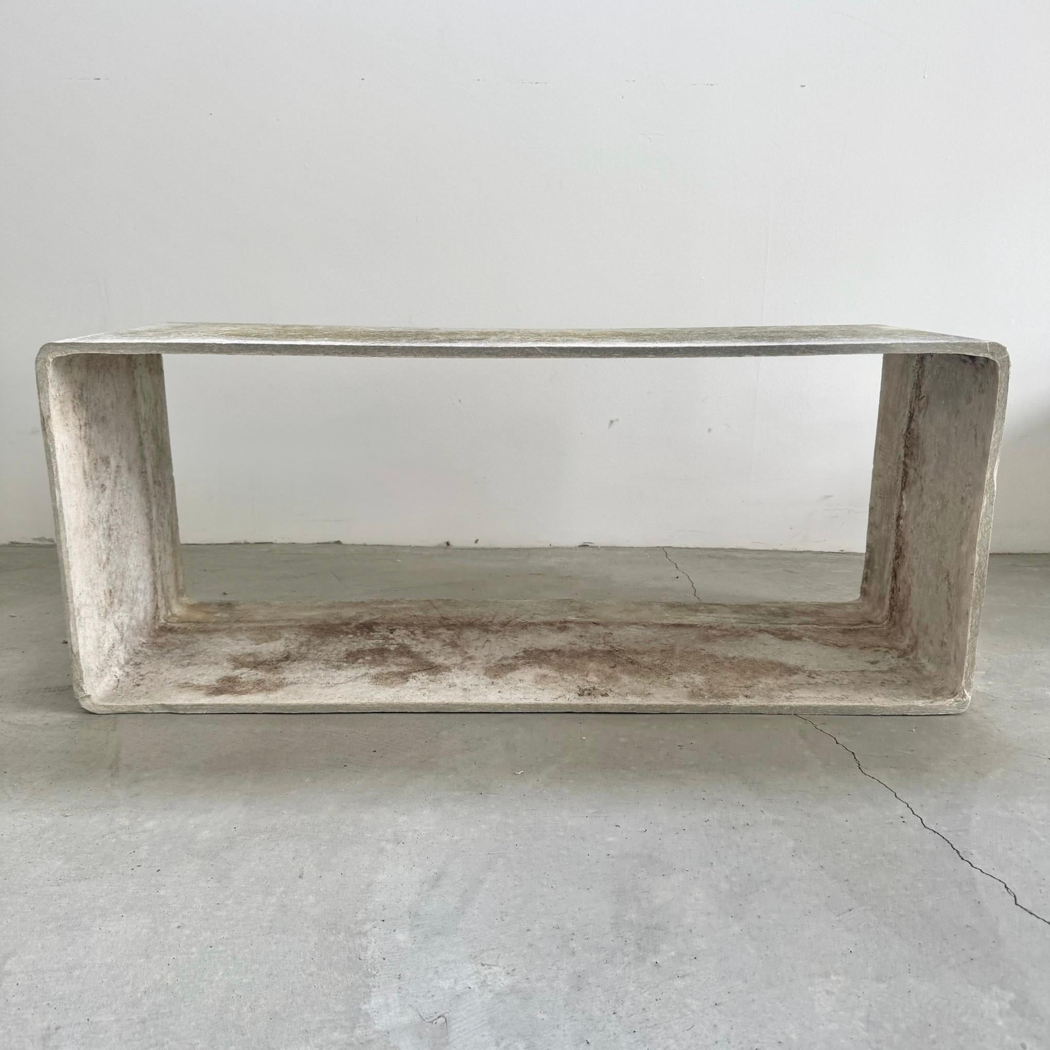 Verleihen Sie Ihrem Interieur mit diesem Werk des Schweizer Architekten Willy Guhl einen brutalistischen Anstrich. Dieses skulpturale Rechteck aus Beton mit einem hohlen Innenraum und geschwungenen Kanten ist ein unglaublich vielseitiges Objekt.