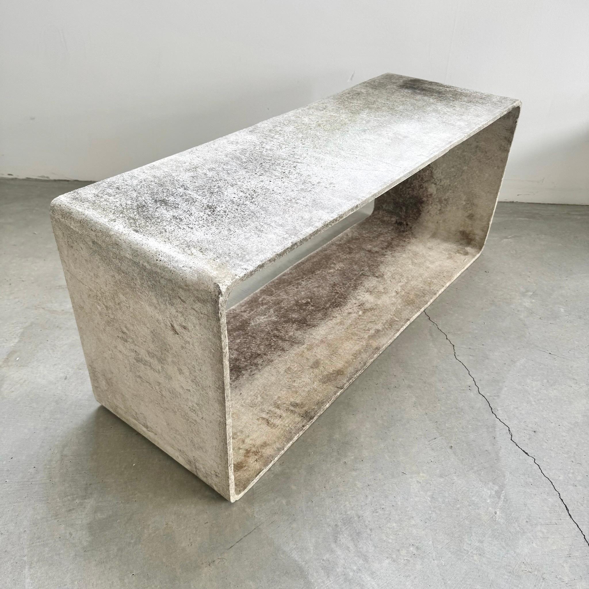 Verleihen Sie Ihrem Interieur mit diesem Werk des Schweizer Architekten Willy Guhl einen brutalistischen Anstrich. Dieses skulpturale Rechteck aus Beton mit einem hohlen Innenraum und geschwungenen Kanten ist ein unglaublich vielseitiges Objekt.