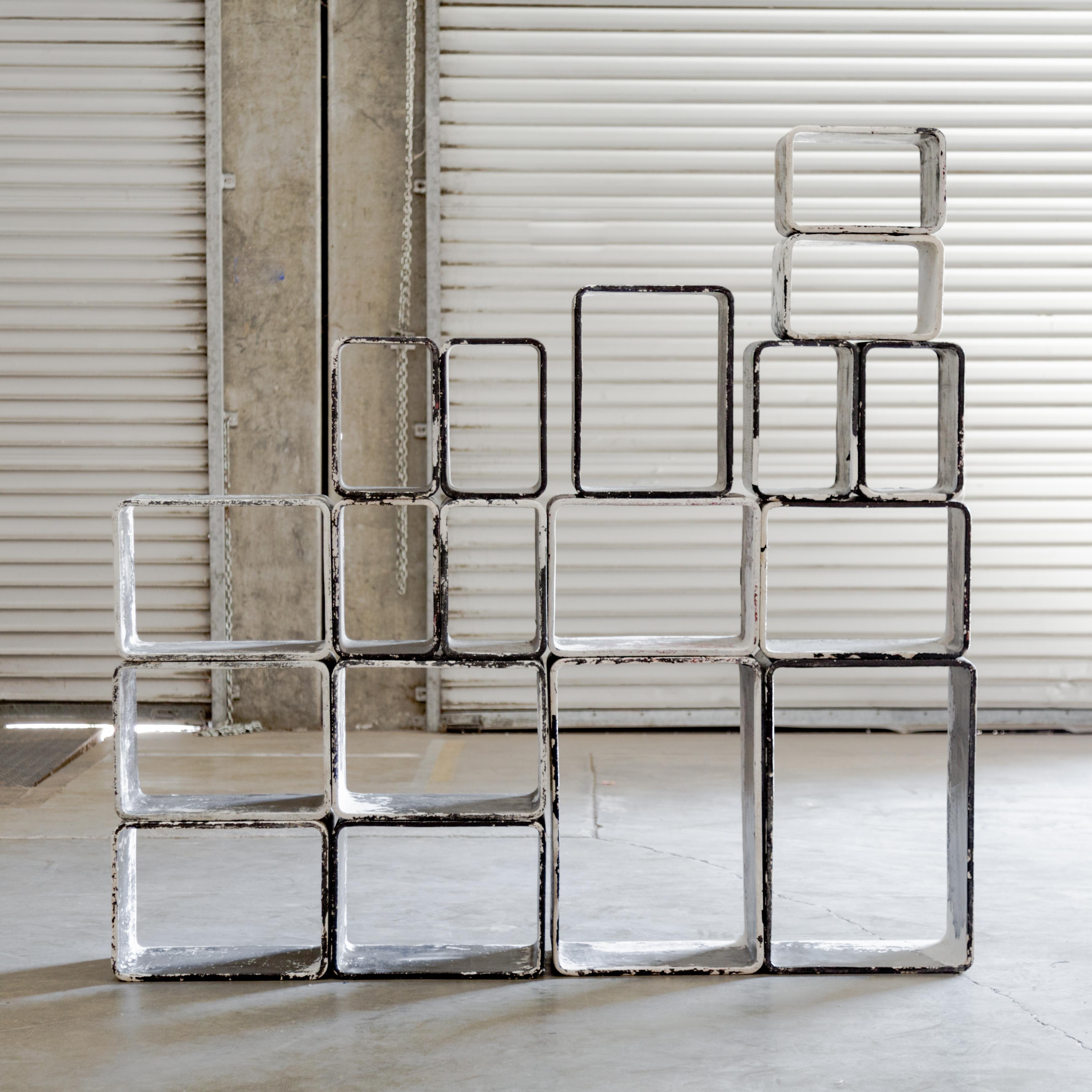 Set modulare di cubi di scaffali in cemento armato di tre dimensioni che conservano i resti della finitura nera originale, realizzato dall'architetto svizzero Willy Guhl per Eternit, Svizzera, circa negli anni '60. 
Grande (x2): 23,5 