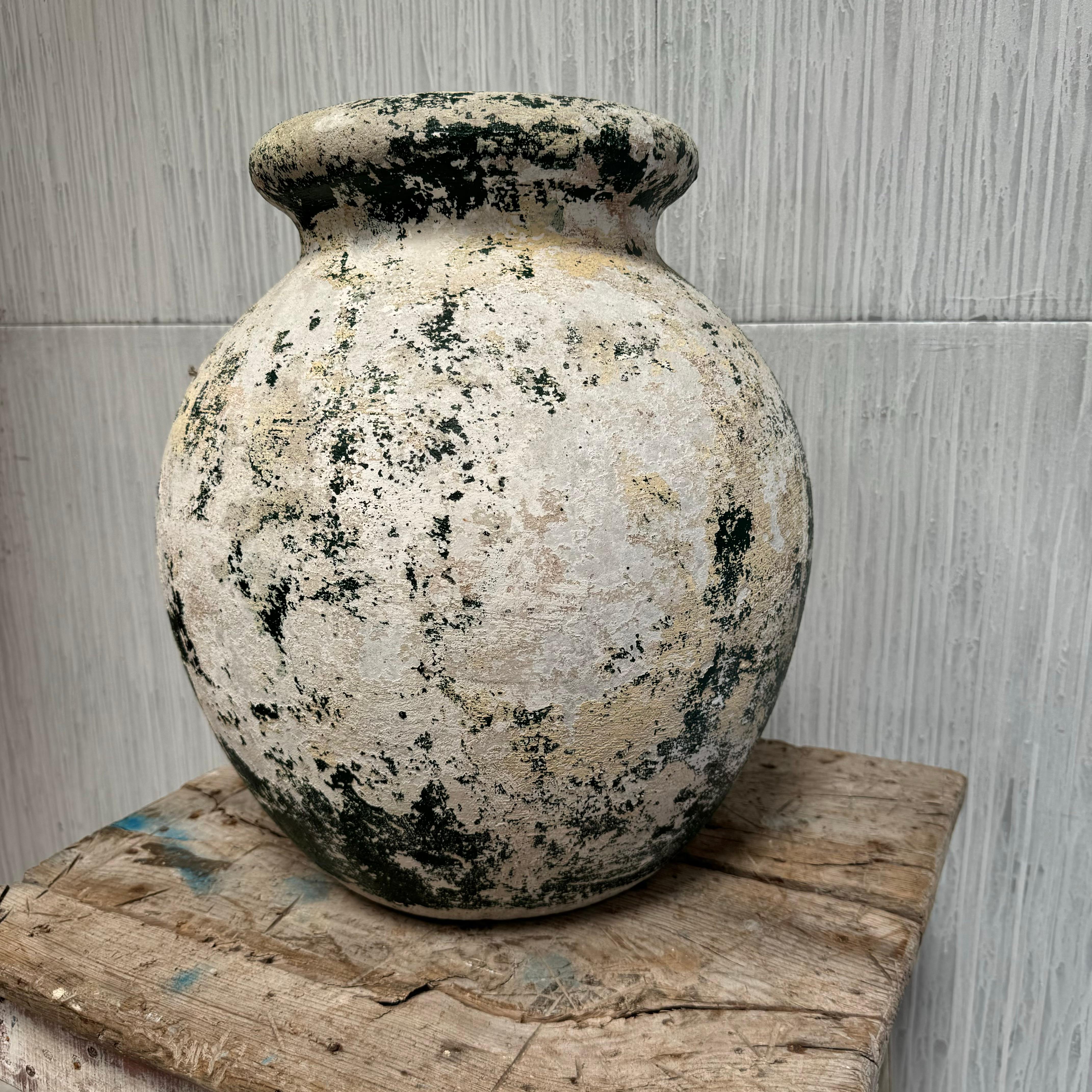 Authentic Swiss designer Willy Guhl 'Olive Jar' style planter from 1960s
Wonderful original green and white paint
In perfect condition, no cracks or damage