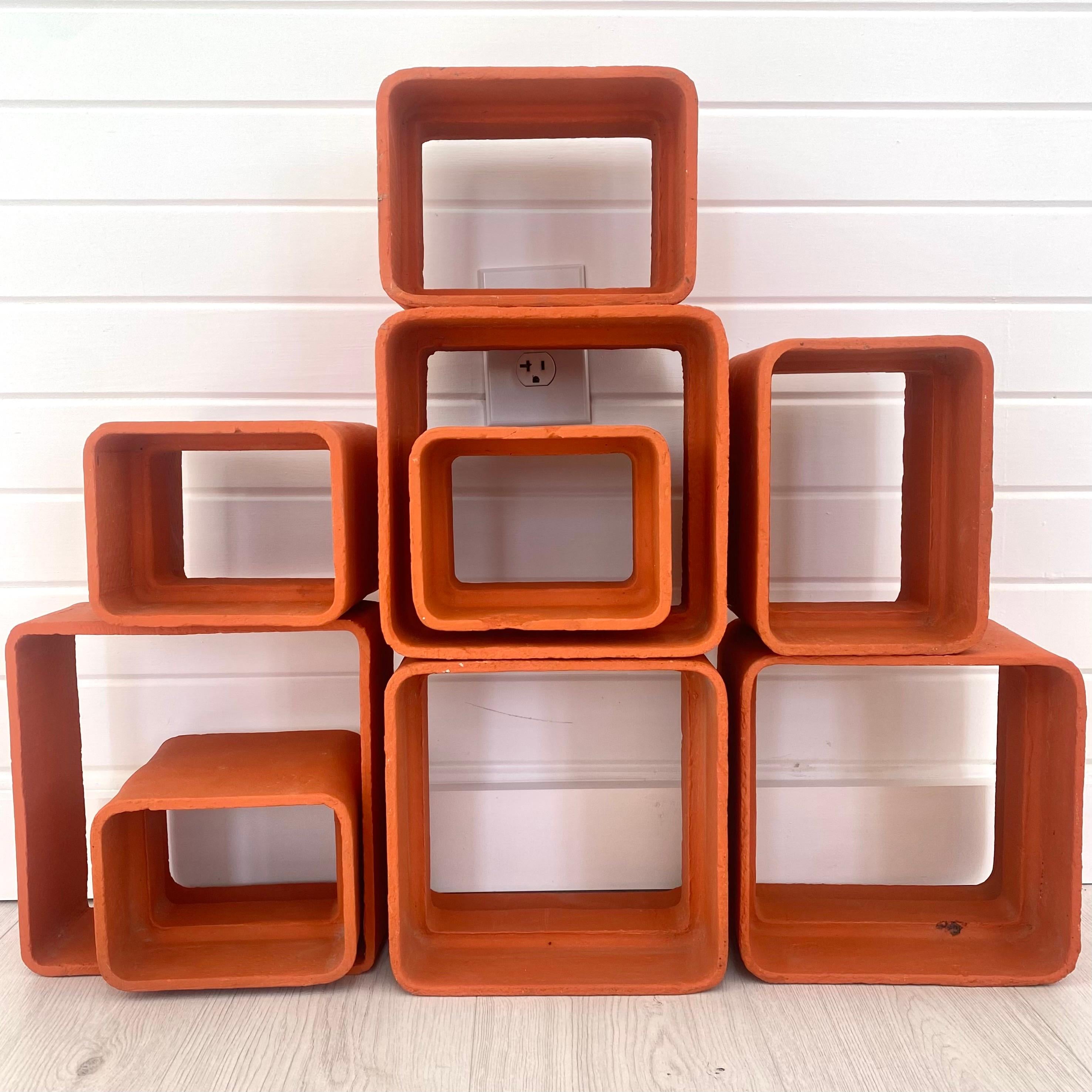 Bel ensemble de cubes en béton peints dans un orange pastel par l'architecte et designer suisse Willy Guhl. Fabriqué à la main au début des années 1960 en Suisse. Produit par Eternit. Ensemble de 9 cubes en très bon état d'origine. Peut être arrangé