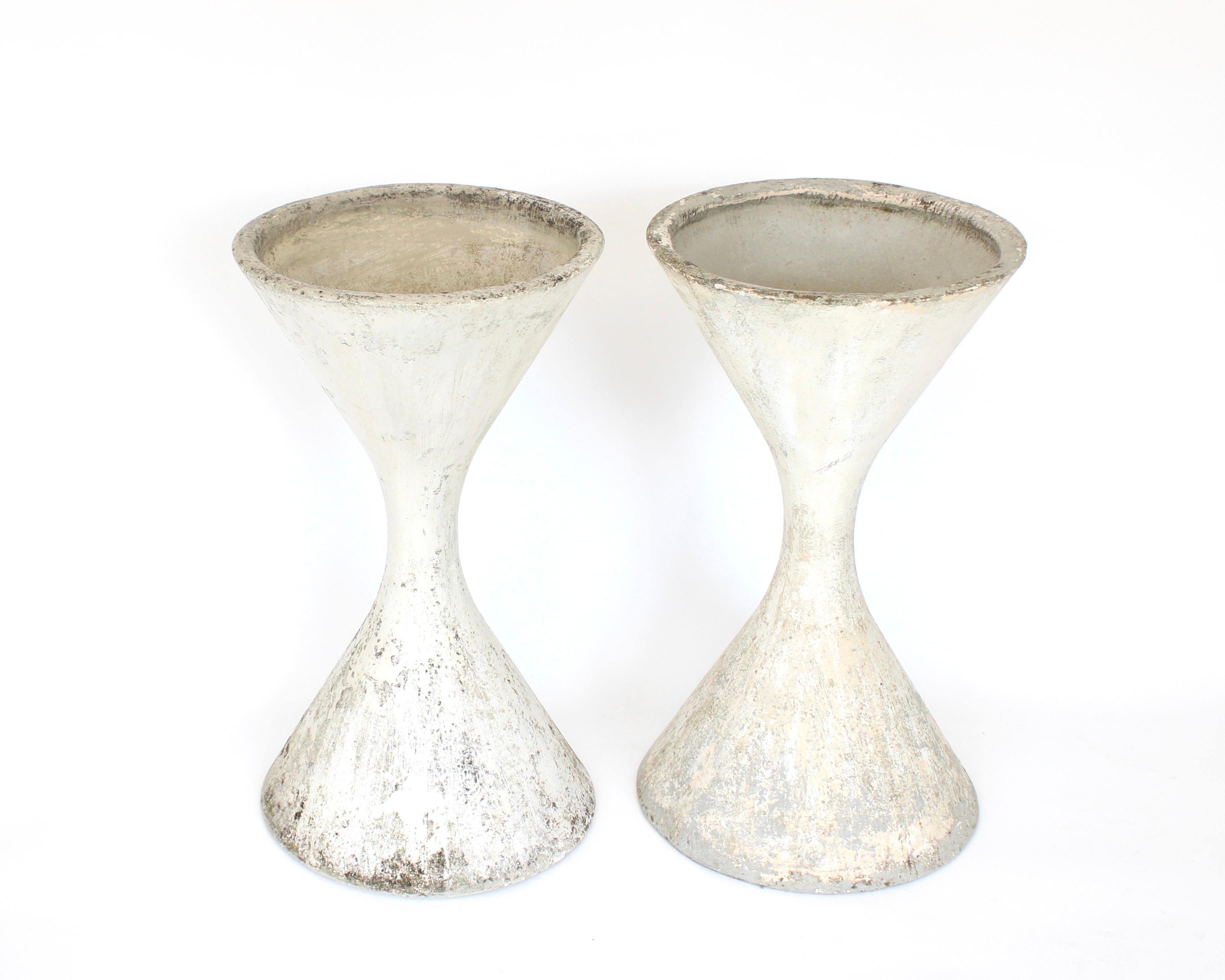 Willy Guhl Paar Diabolo Pflanzgefäße Vintage Eternit Beton Spindel (Moderne der Mitte des Jahrhunderts) im Angebot